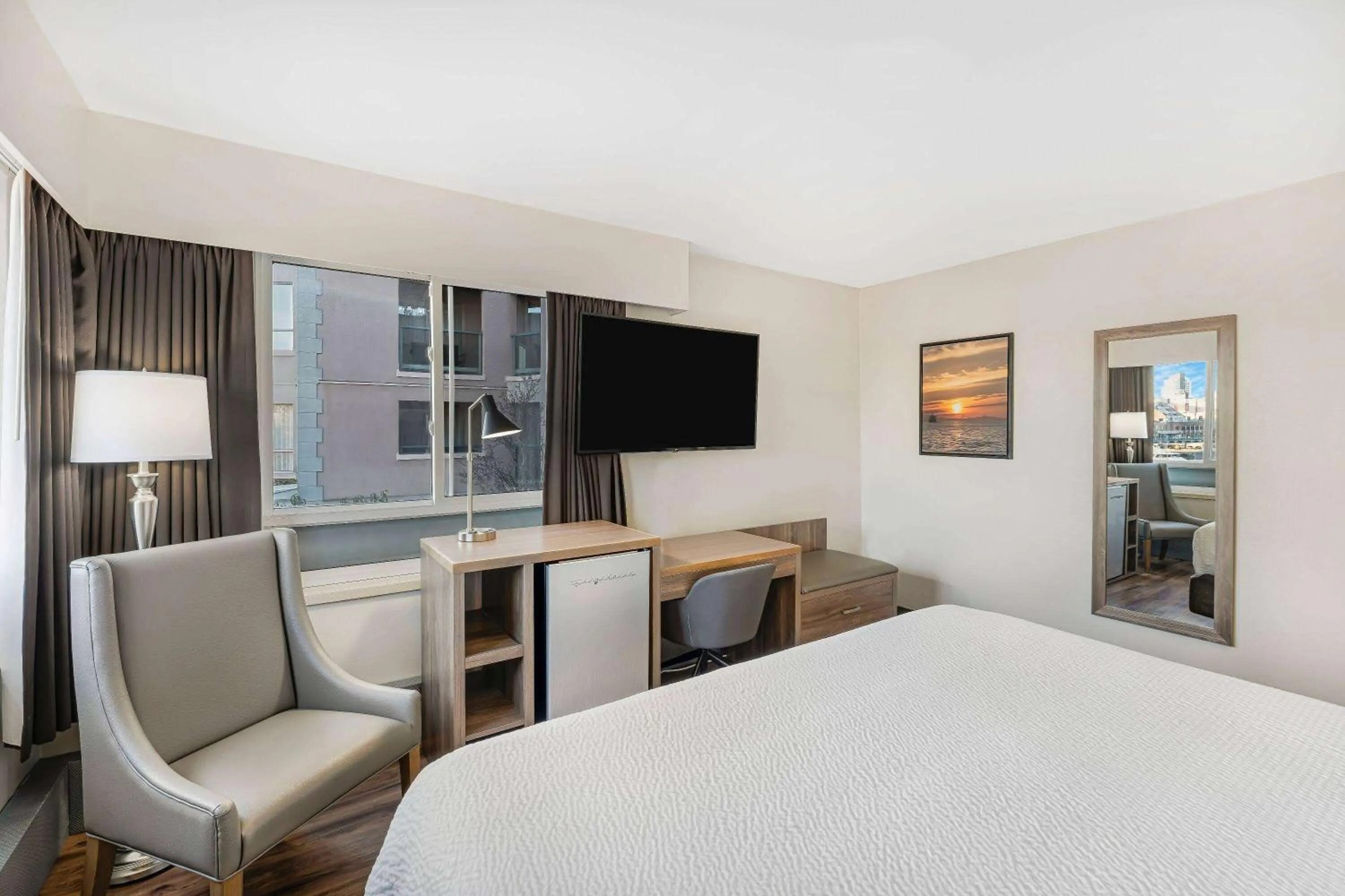 Bedroom, Bed in Days Inn by Wyndham Victoria On The Harbour