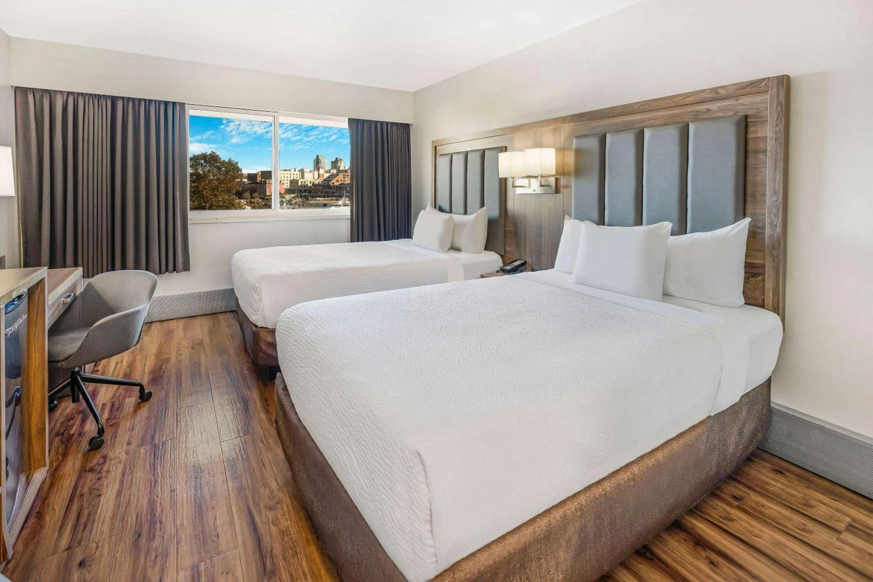 Bedroom, Bed in Days Inn by Wyndham Victoria On The Harbour