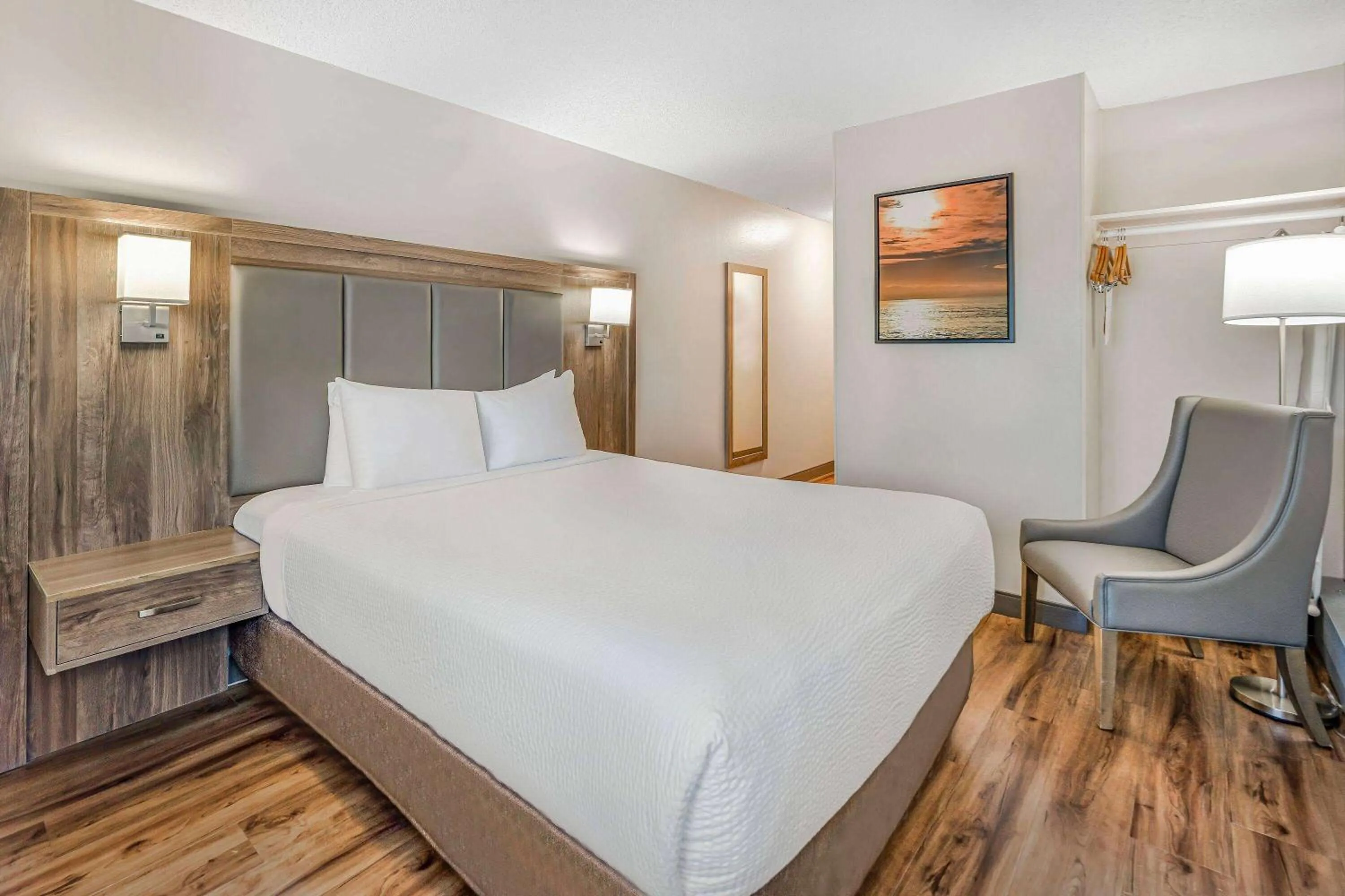 Bed in Days Inn by Wyndham Victoria On The Harbour