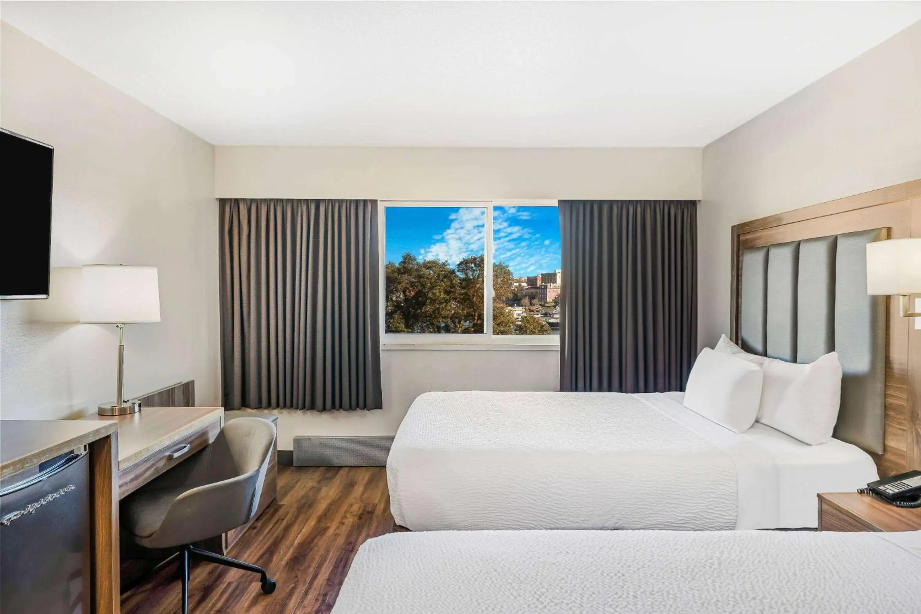 Deluxe Double Room with Kitchenette and Harbor View in Days Inn by Wyndham Victoria On The Harbour Deluxe Double Room with Kitchenette and Harbor View in Days Inn by Wyndham Victoria On The Harbour