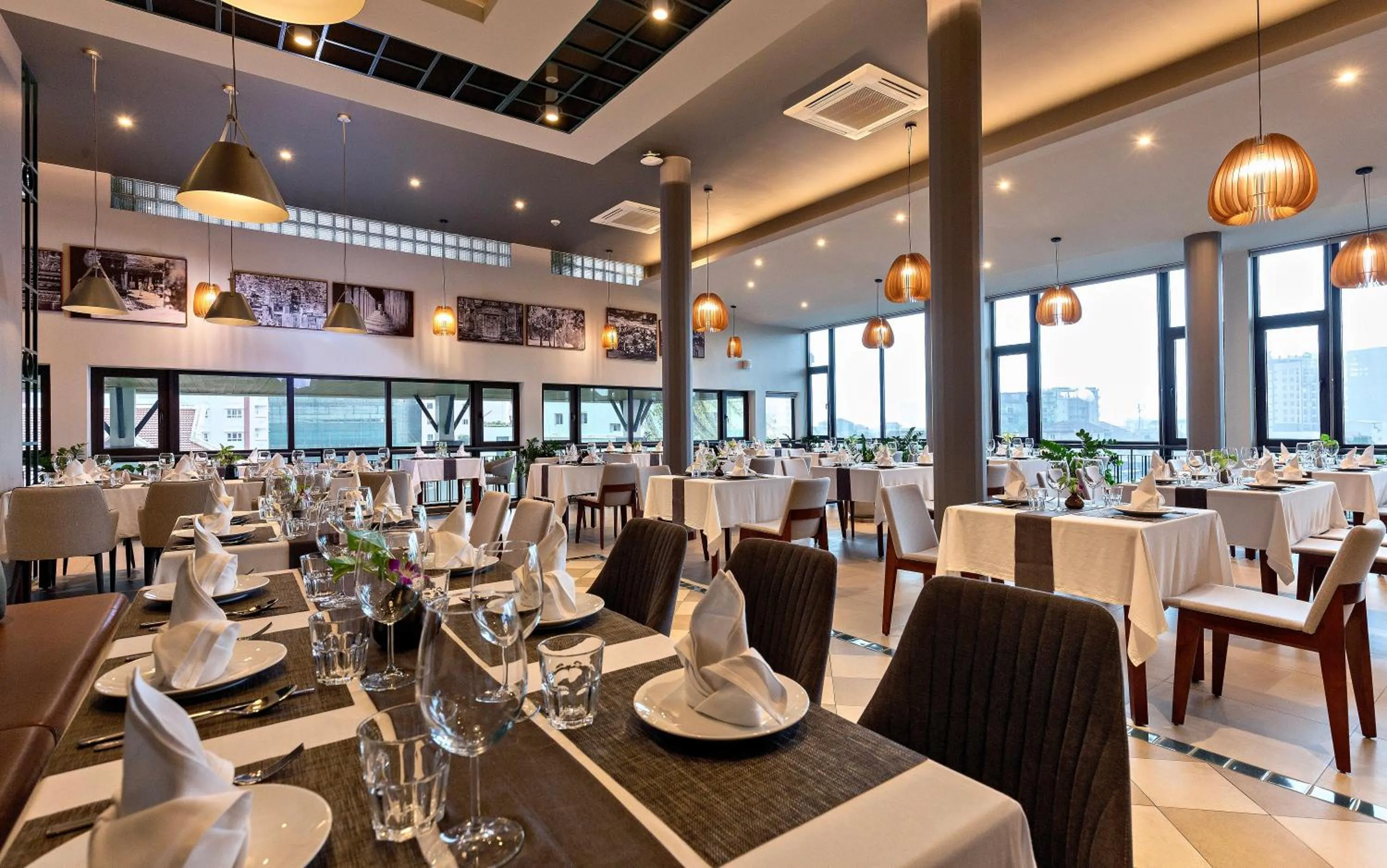 Restaurant/places to eat in Indra Hotel