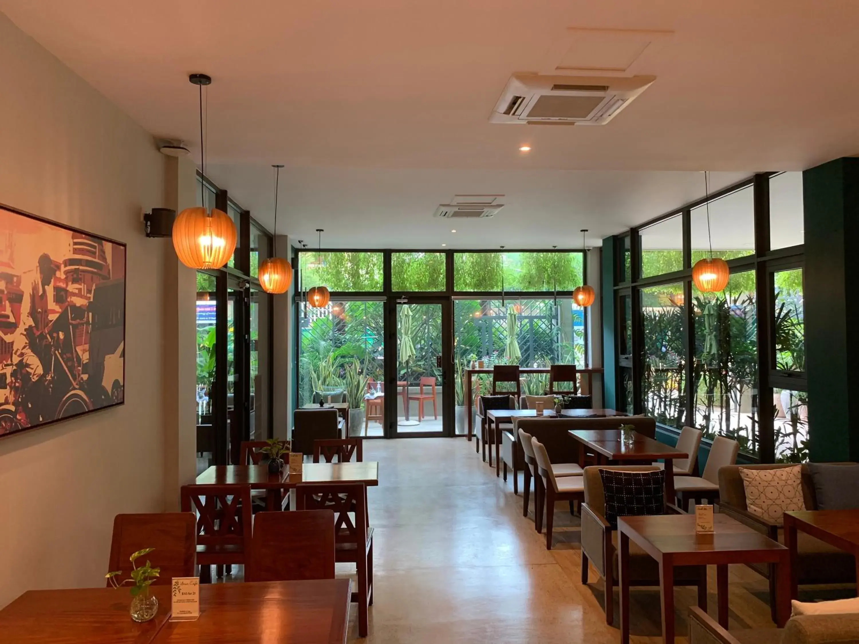 Restaurant/places to eat in Indra Hotel Restaurant/places to eat in Indra Hotel