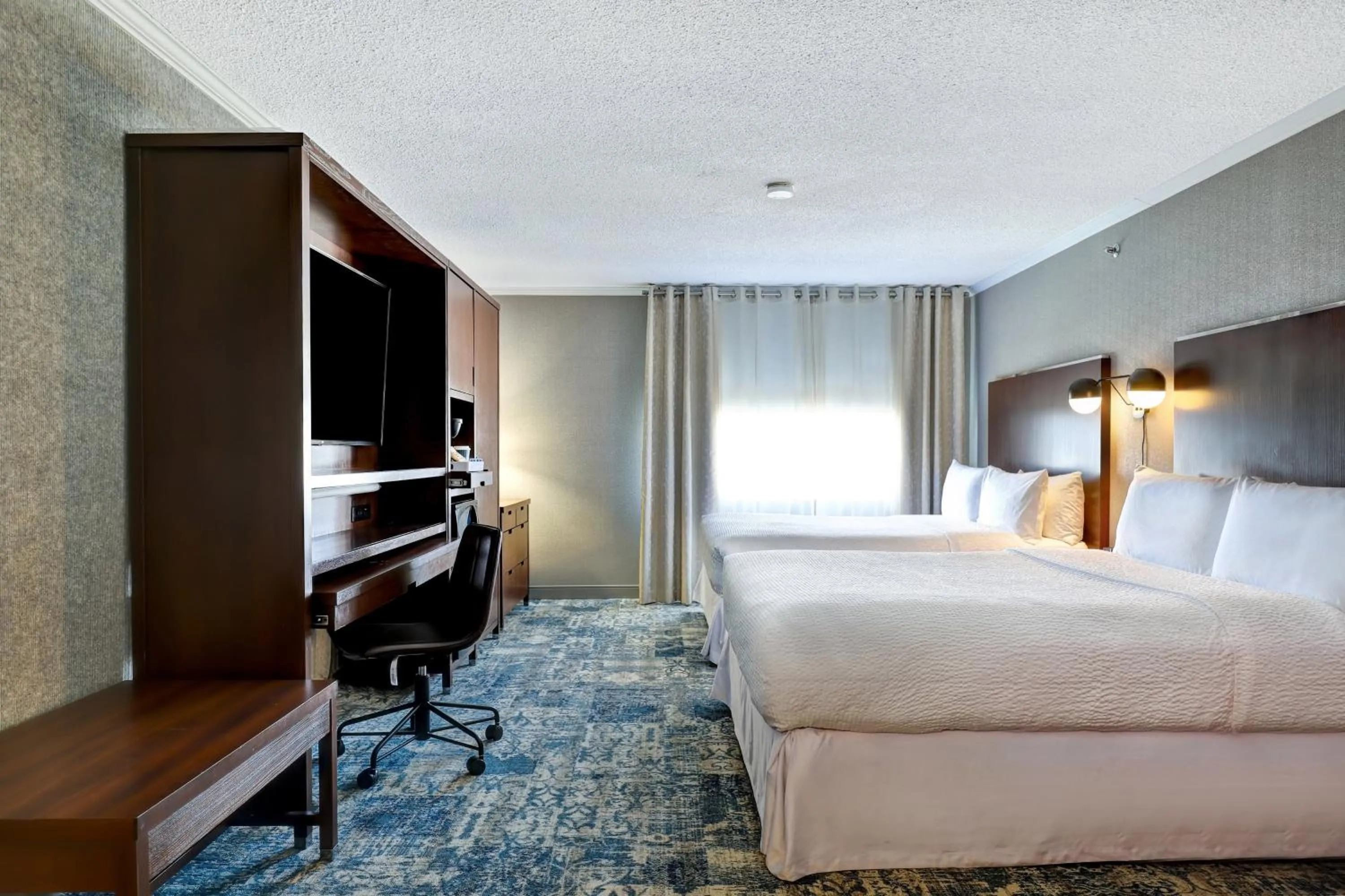 Photo of the whole room, Bed in Four Points by Sheraton Toronto Mississauga