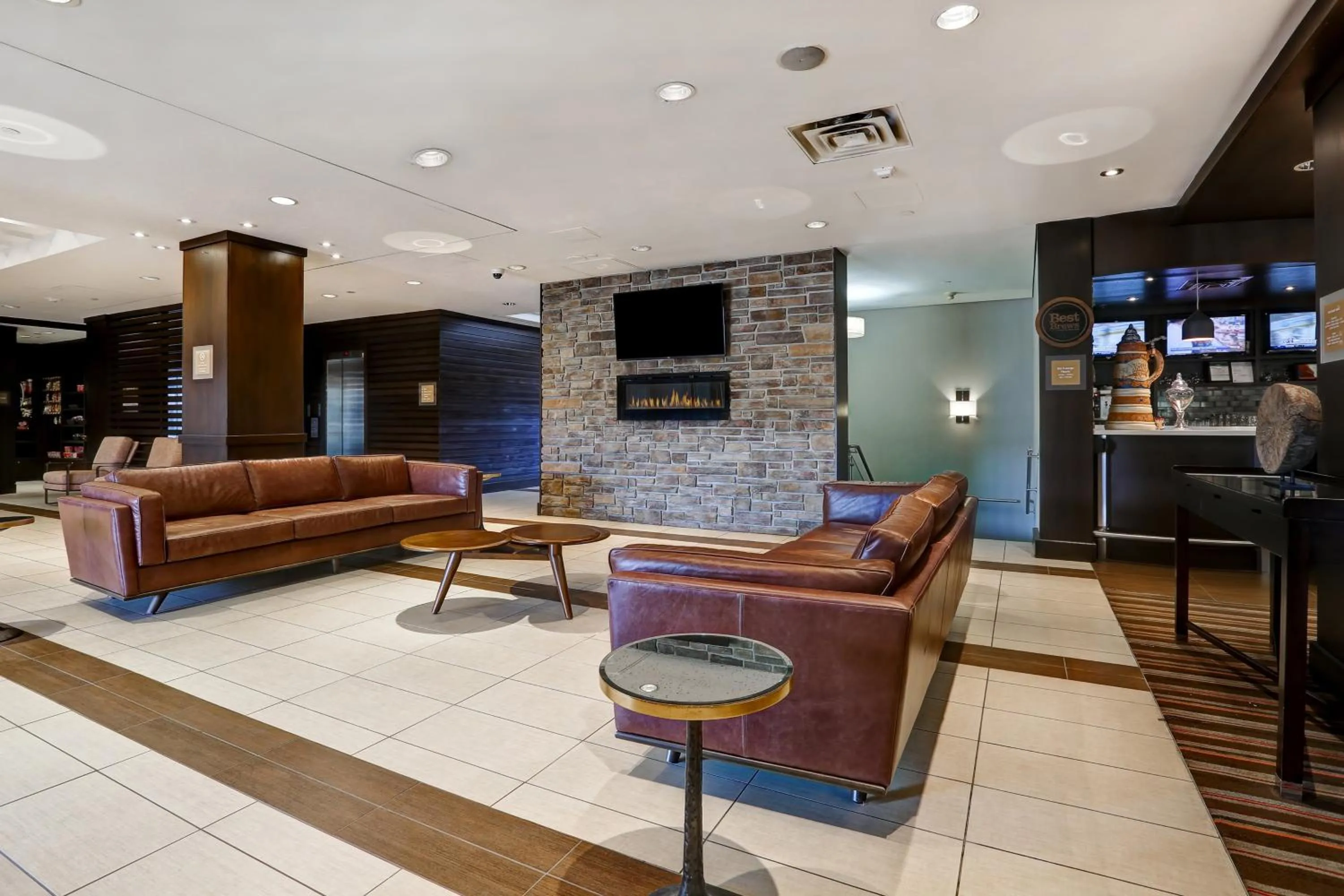 Lobby or reception in Four Points by Sheraton Toronto Mississauga