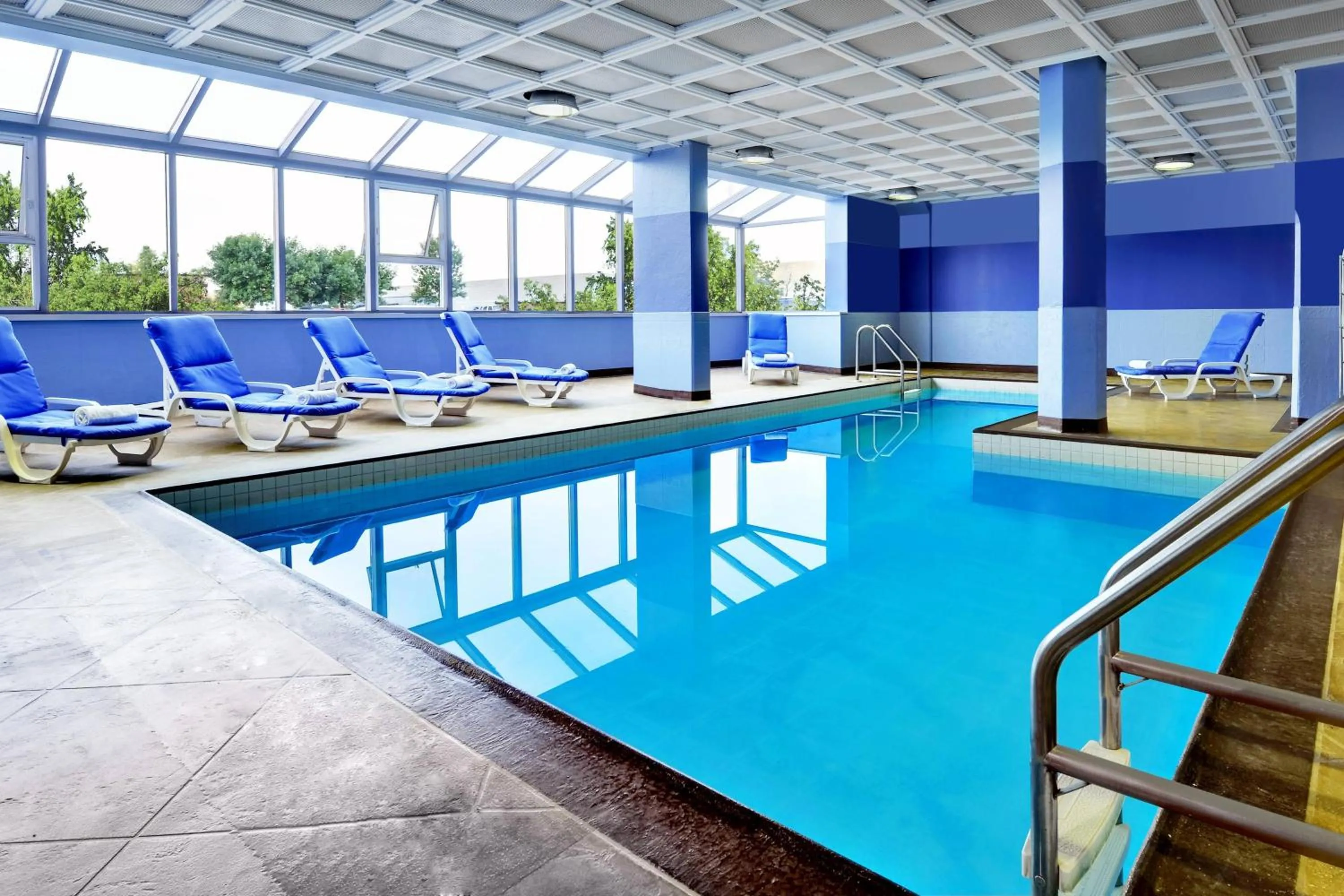 Swimming pool in Four Points by Sheraton Toronto Mississauga