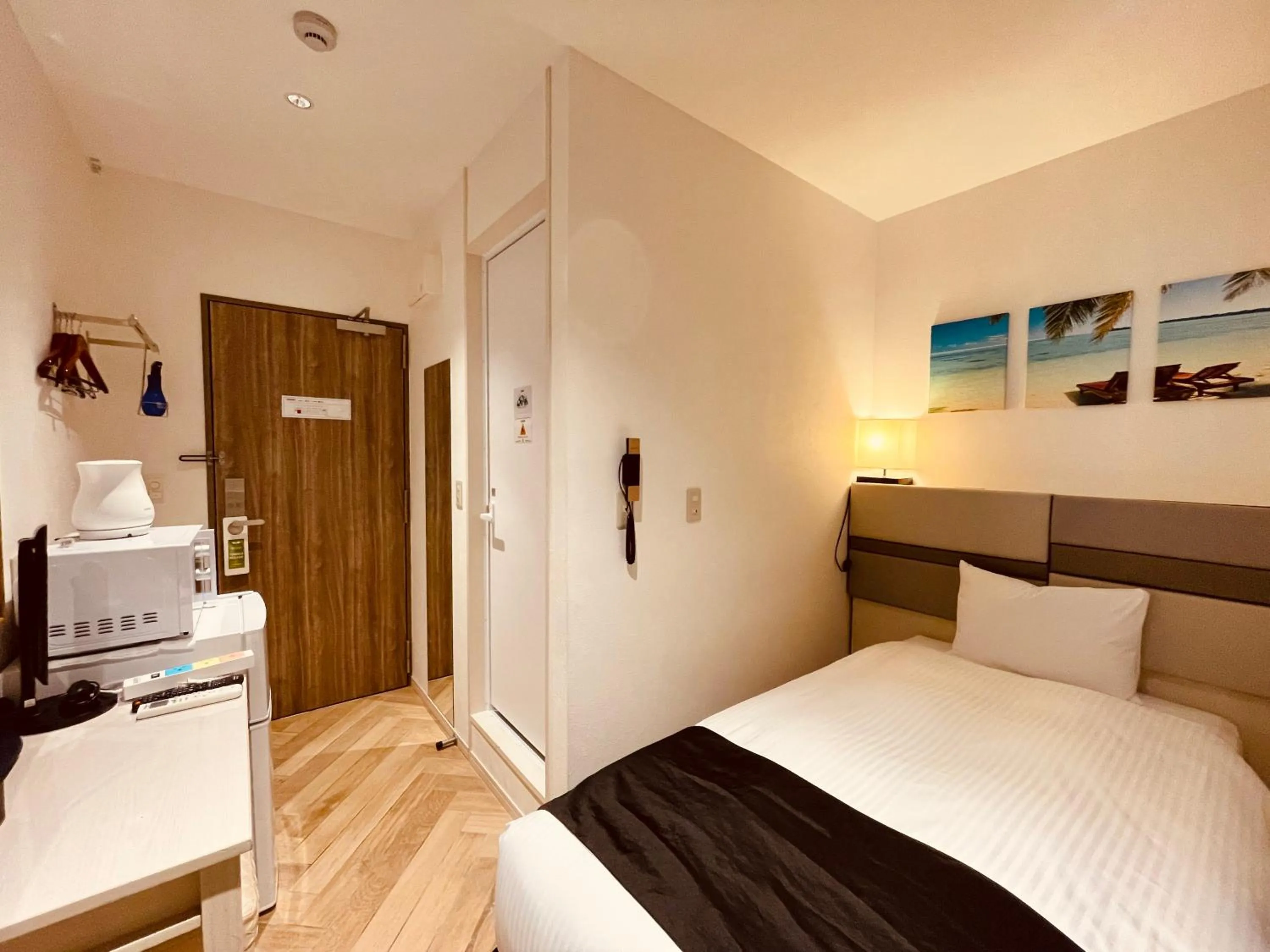 Photo of the whole room, Bed in Phoenix Park Hotel