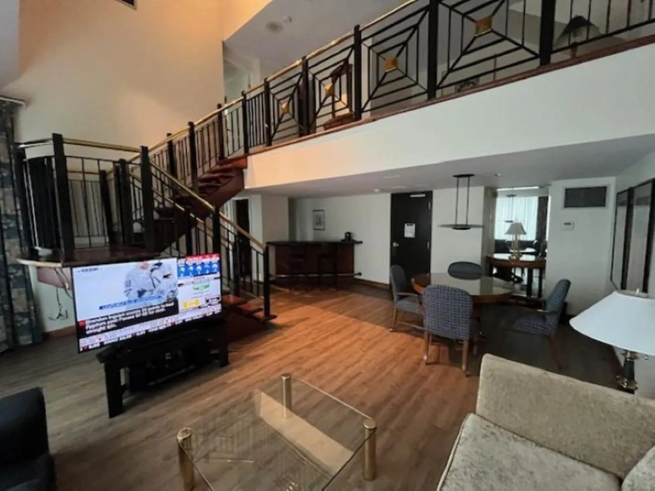 TV and multimedia in Cambridge Suites Toronto