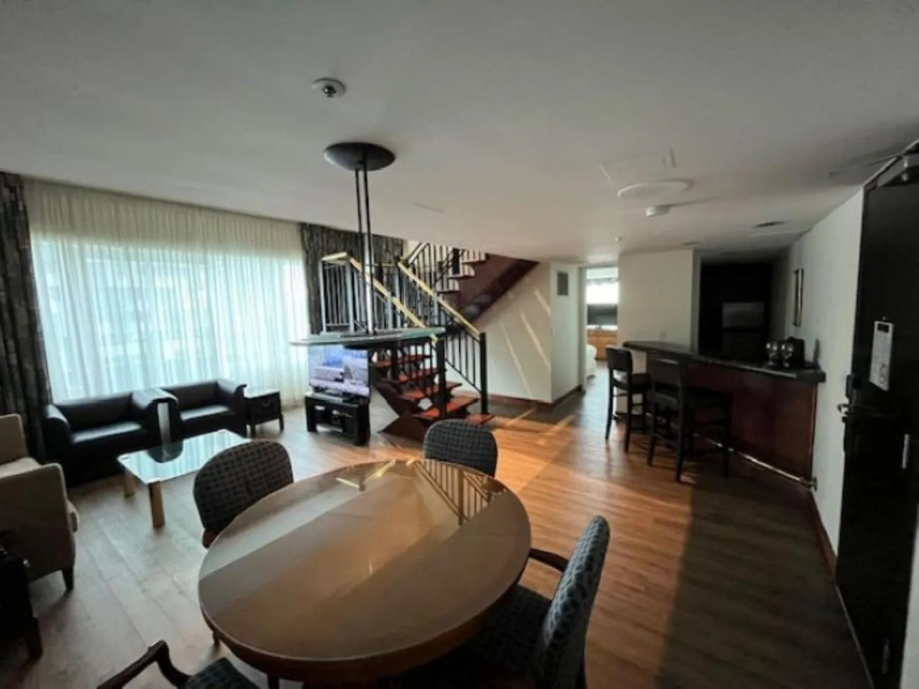 TV and multimedia in Cambridge Suites Toronto