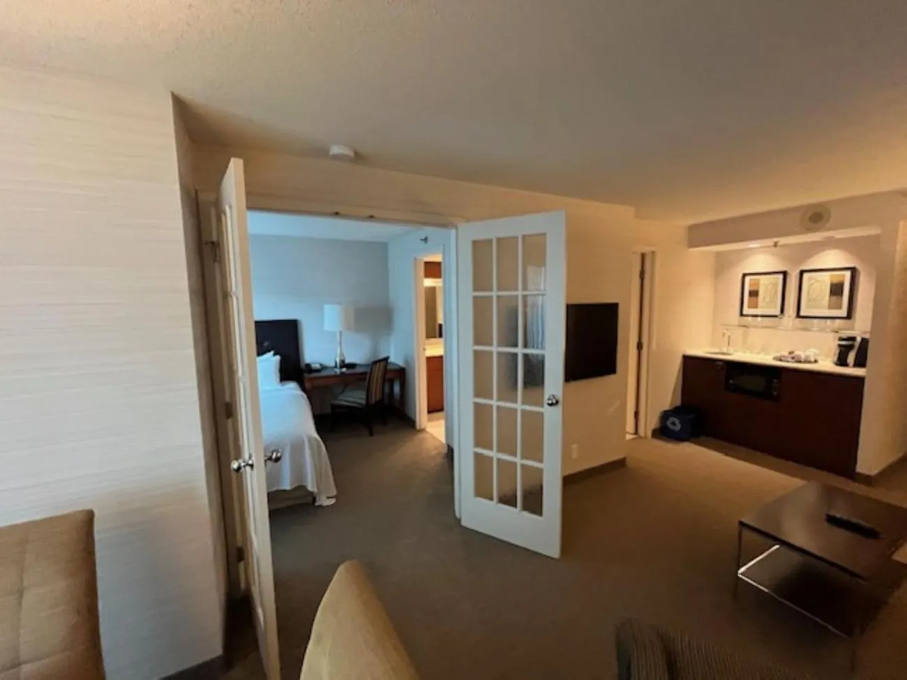 Living room, Bed in Cambridge Suites Toronto