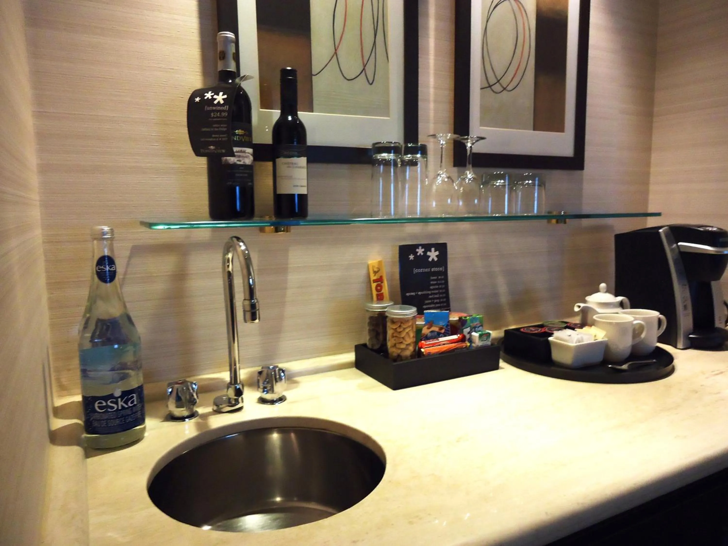 Coffee/tea facilities in Cambridge Suites Toronto