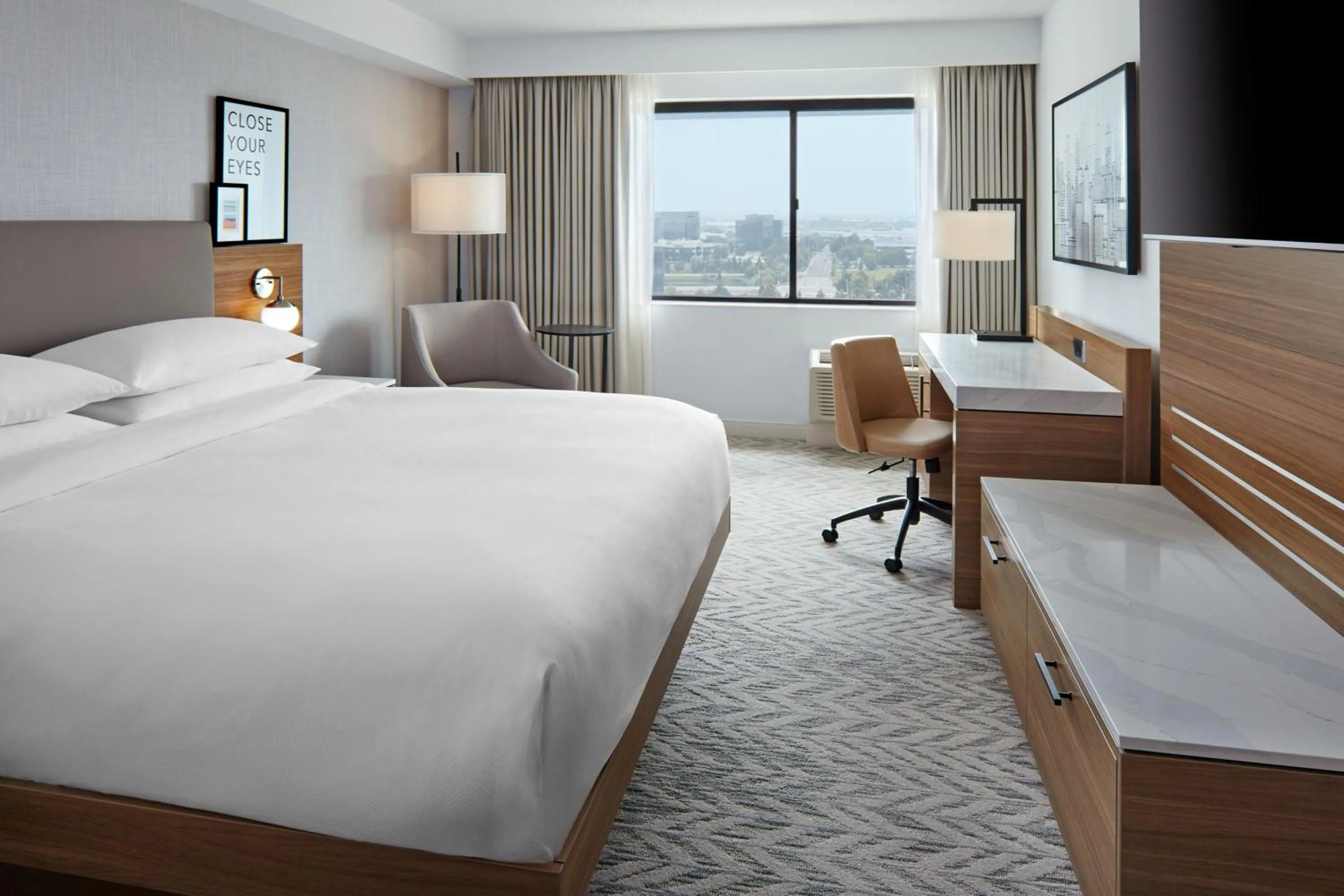 Photo of the whole room, Bed in Delta Hotels by Marriott Toronto Markham
