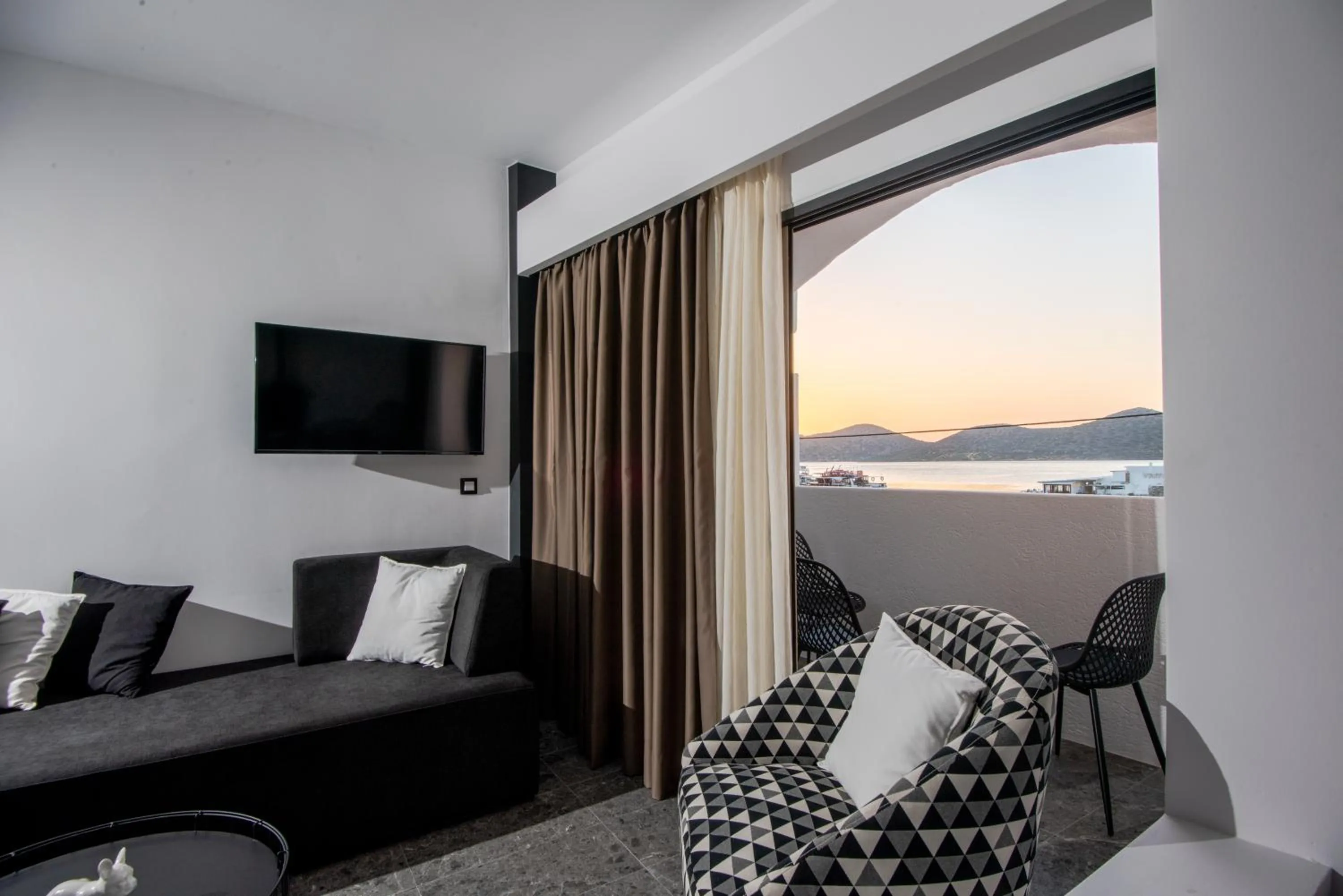 TV and multimedia in Kalypso Suites Hotel - Adults Only