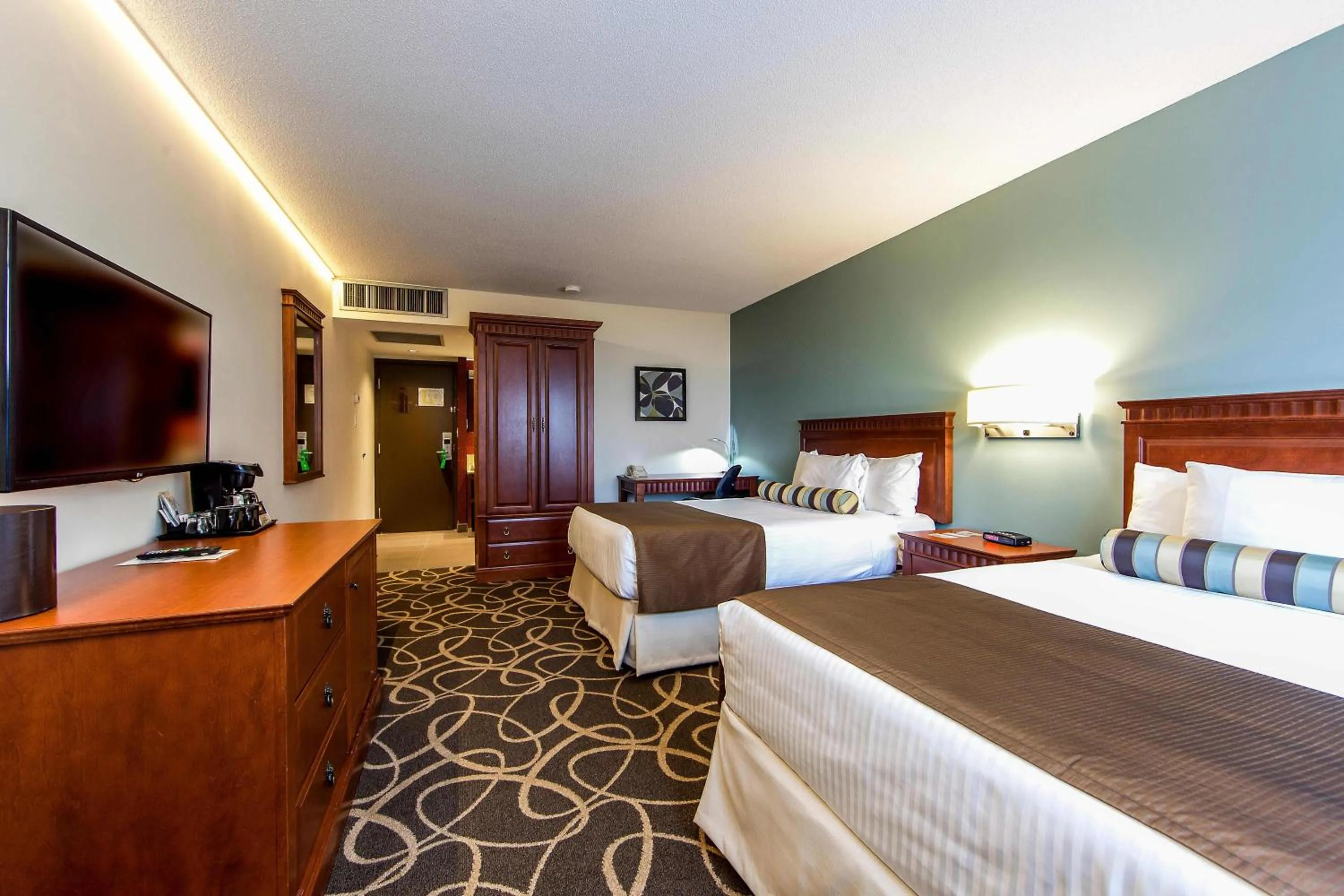 Photo of the whole room, Bed in Hotel Universel Montréal