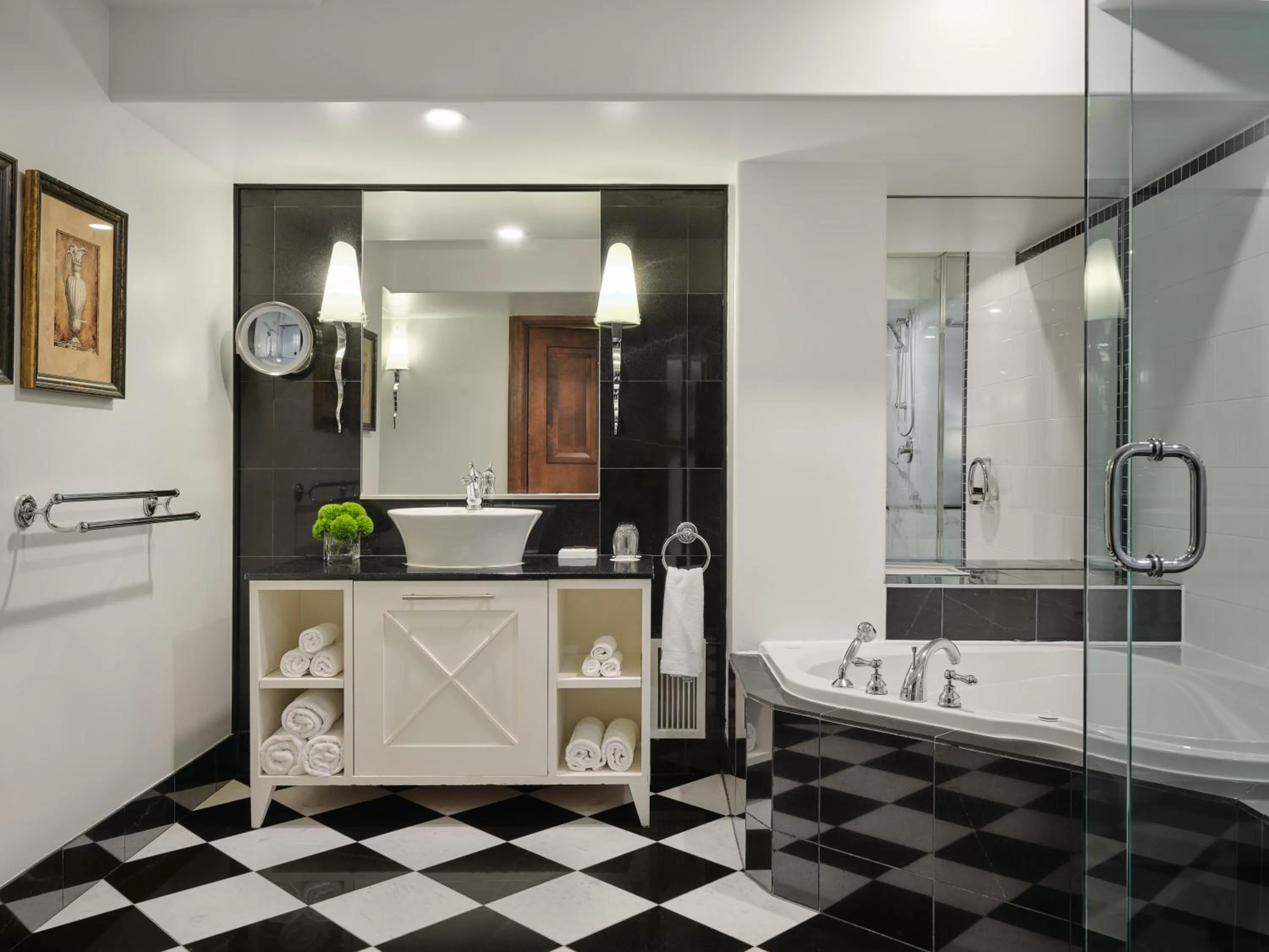 Shower in Hotel Place D'Armes