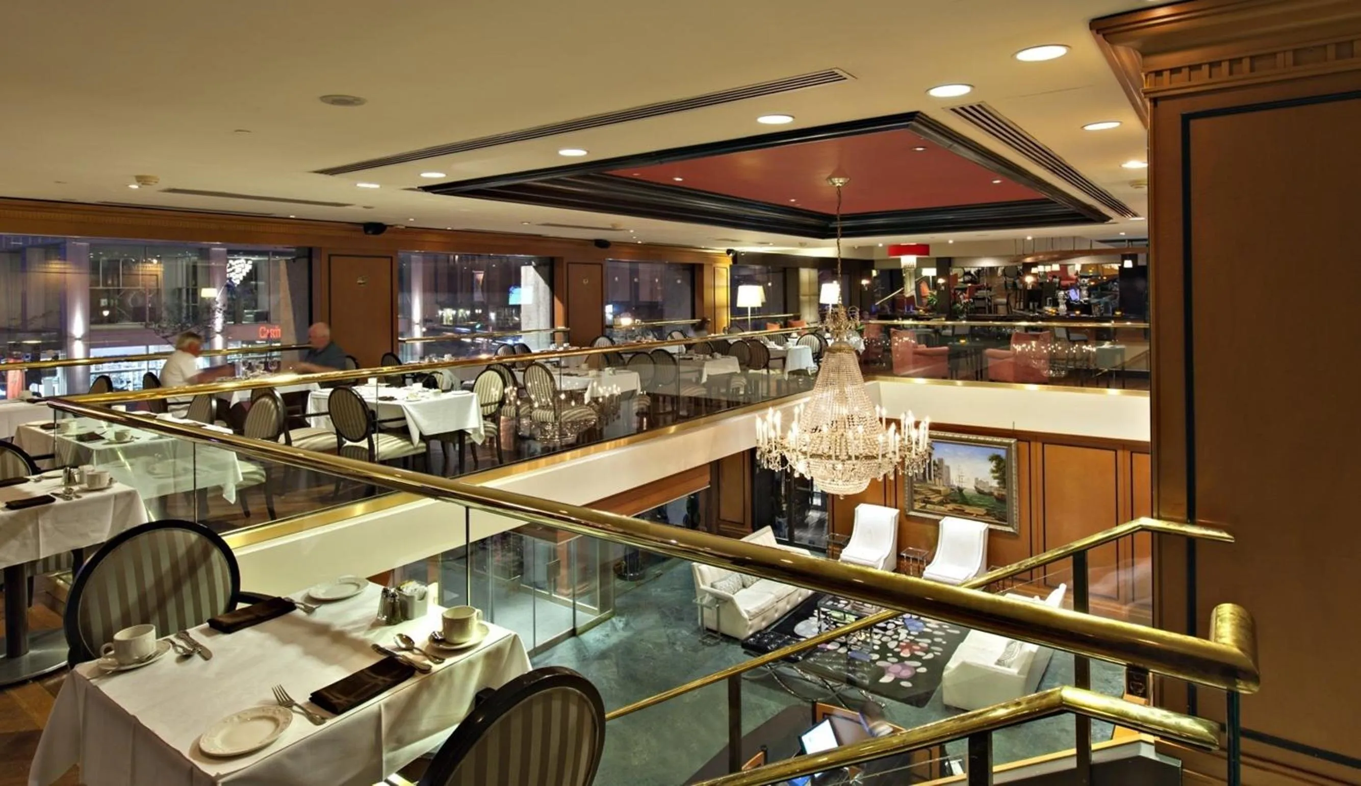 Restaurant/places to eat in Hôtel Le Cantlie Suites