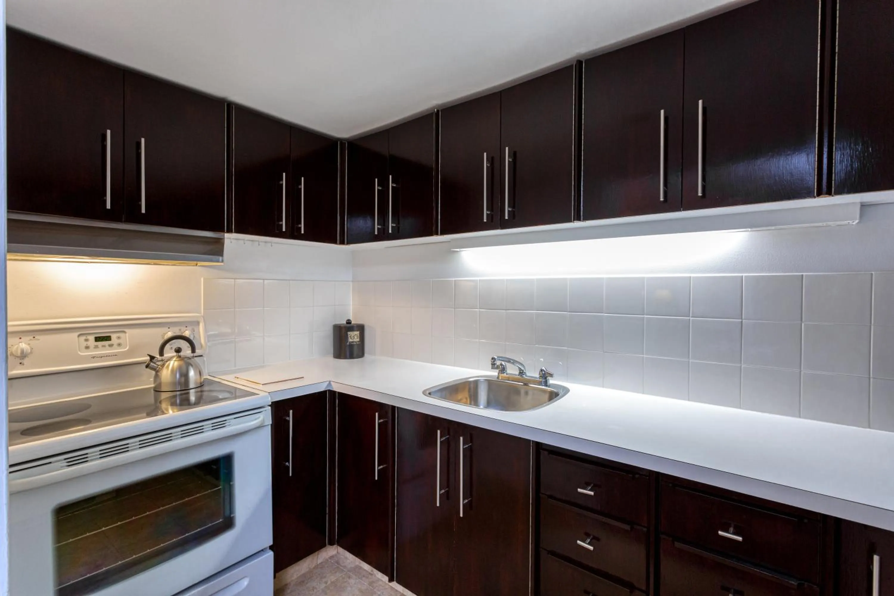 Kitchen or kitchenette in Hôtel Le Cantlie Suites