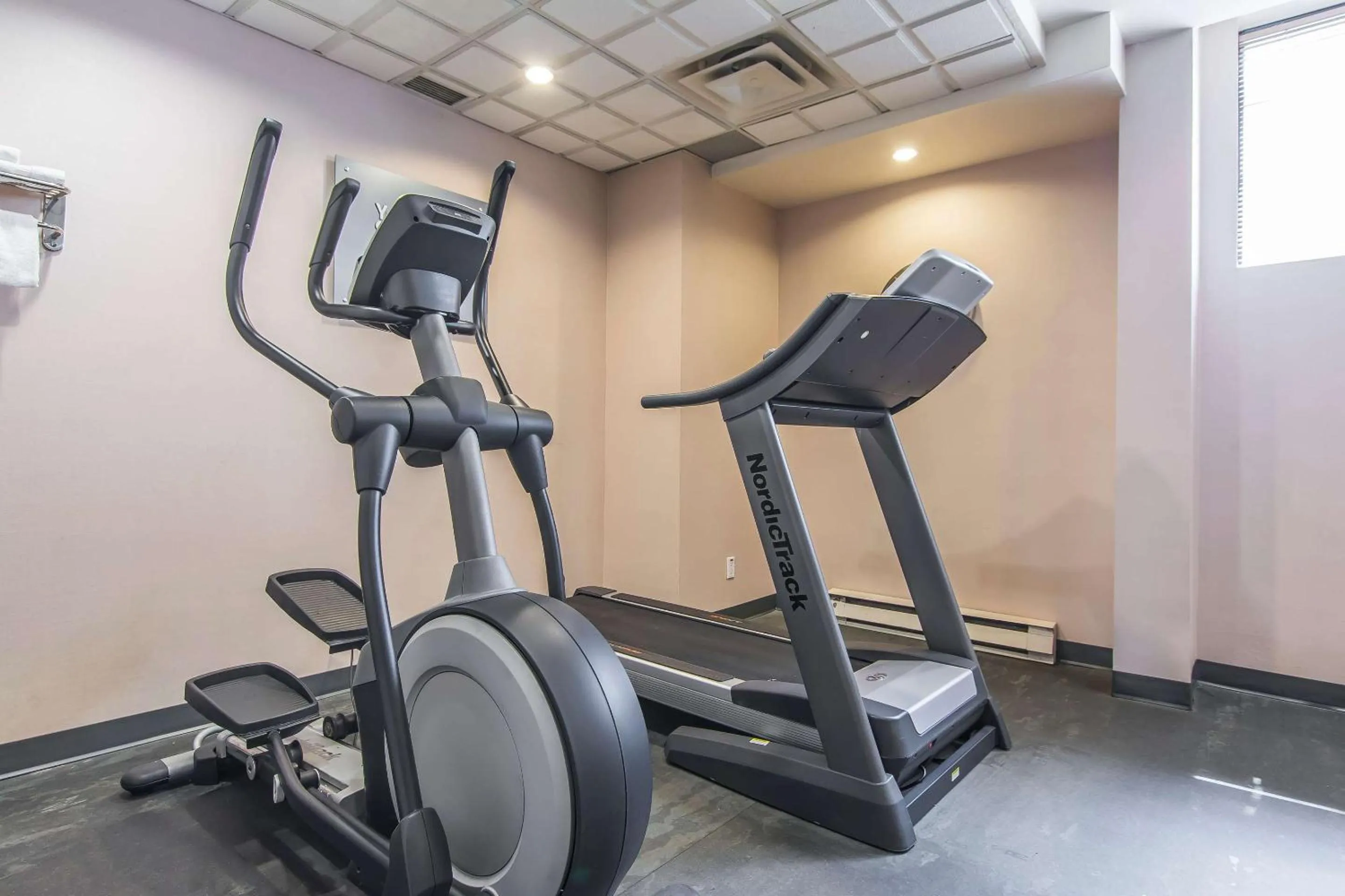 Fitness centre/facilities in Comfort Suites Downtown