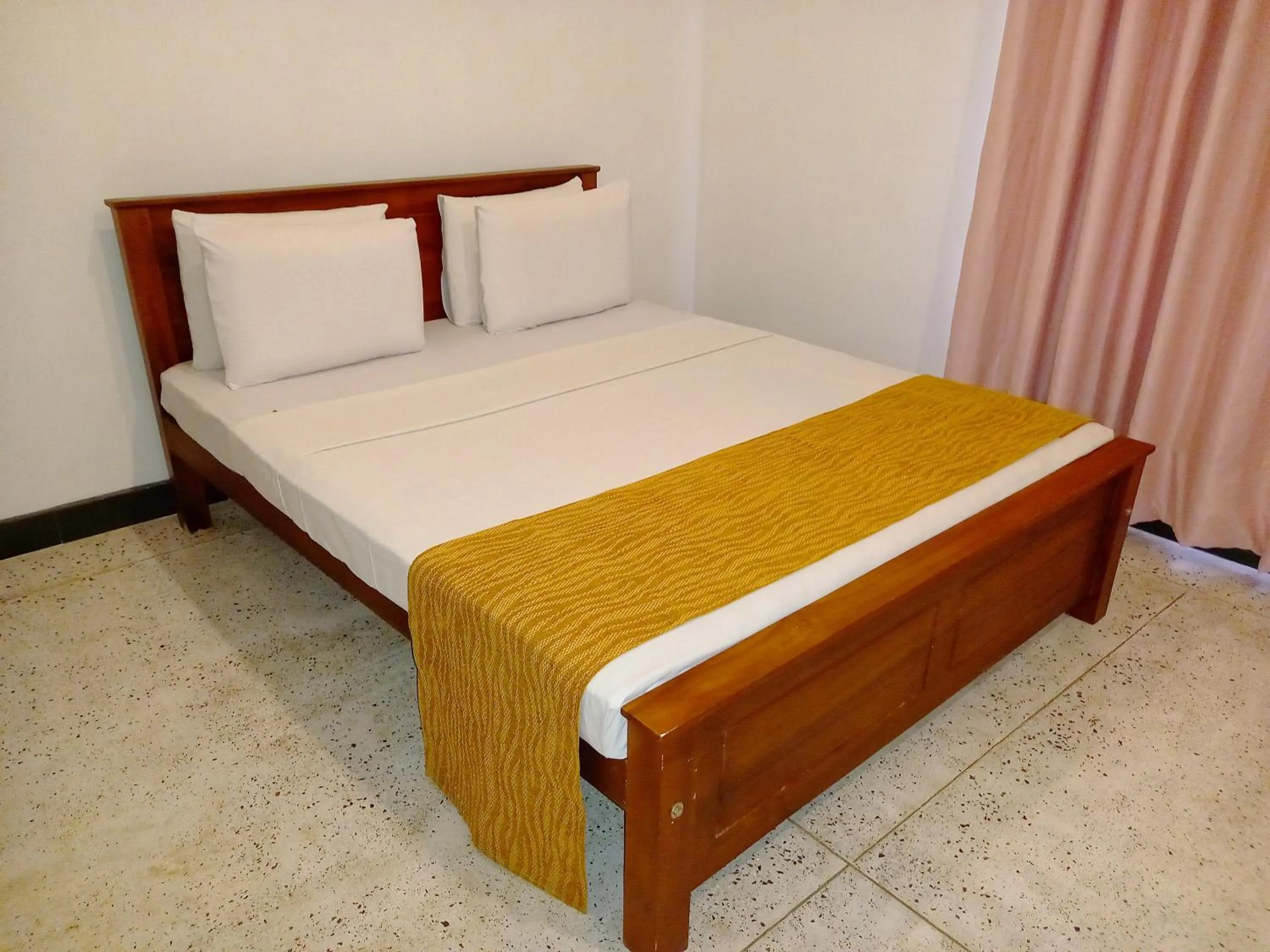 Bed in Schatzi's Hideaway