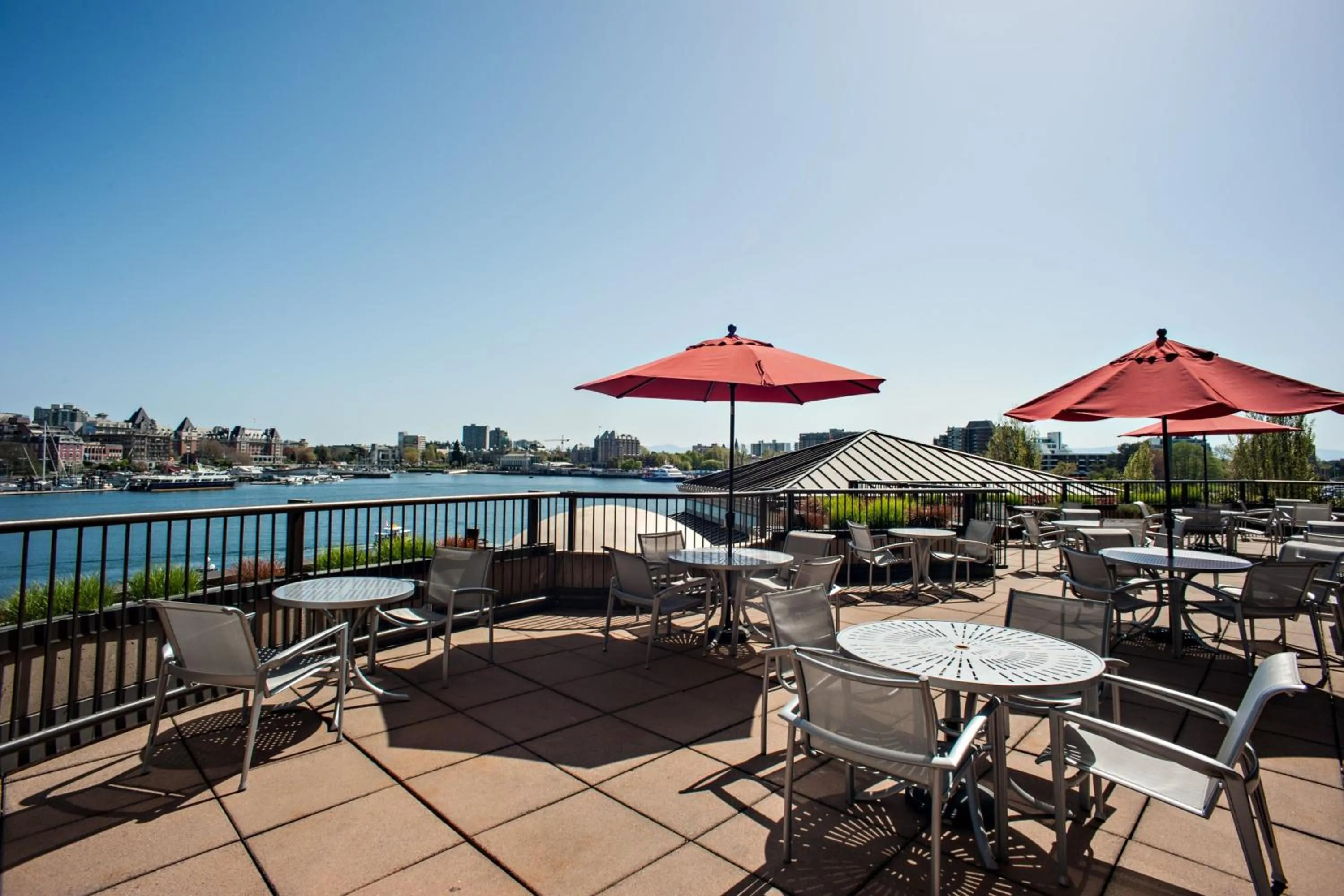 Lounge or bar in Delta Hotels by Marriott Victoria Ocean Pointe Resort