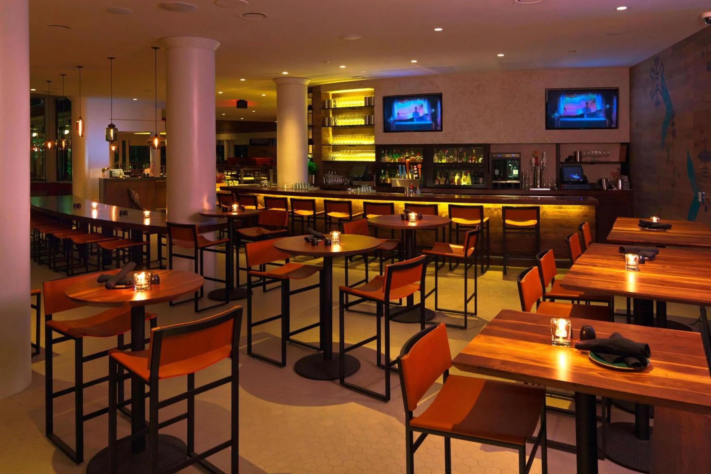 Lounge or bar in Delta Hotels by Marriott Victoria Ocean Pointe Resort