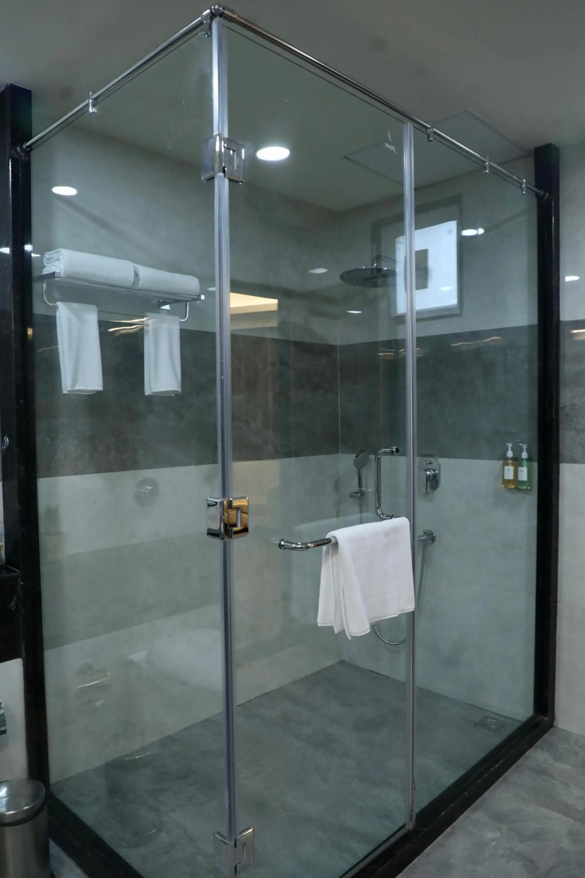 Shower in Playotel Premier Guna