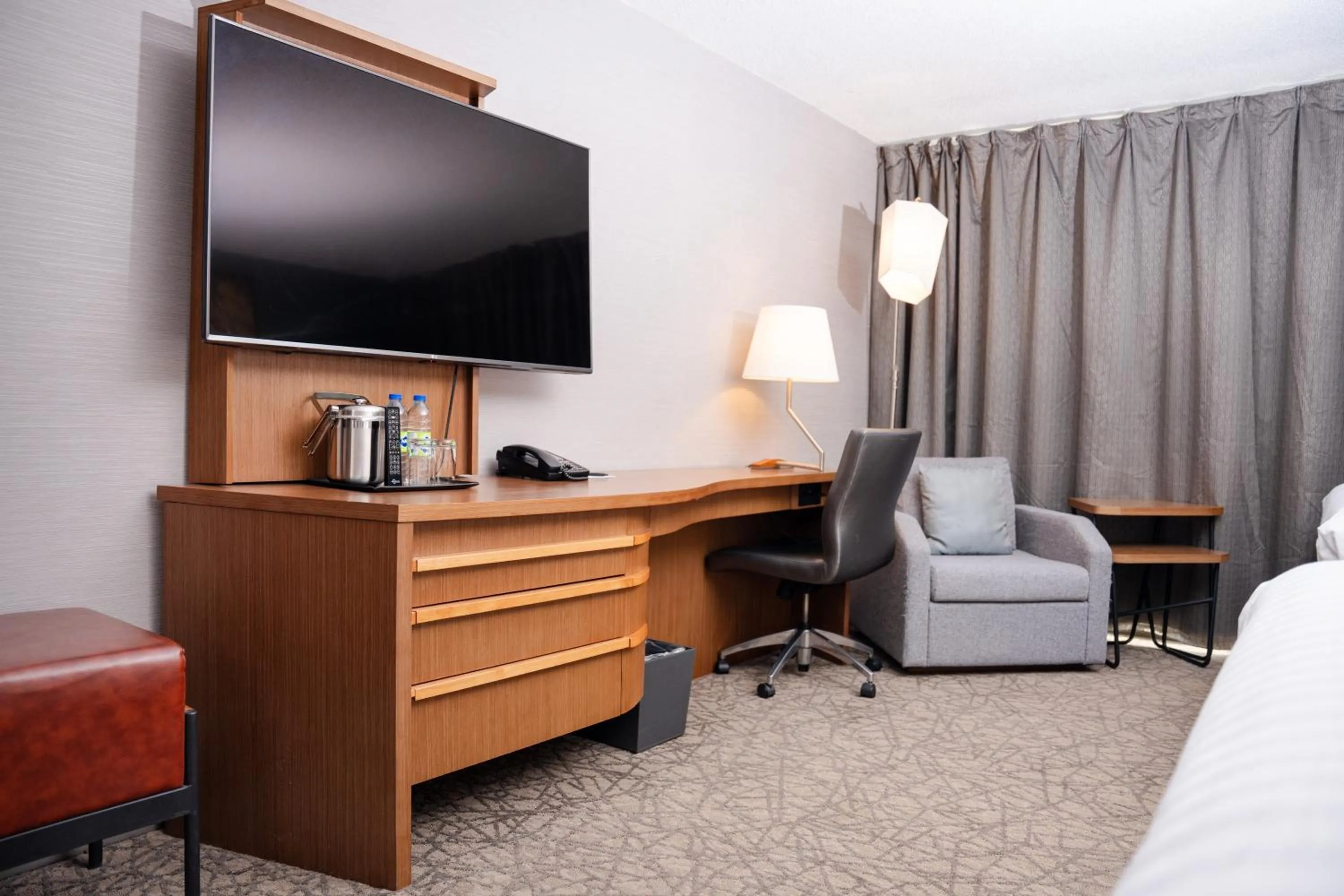 TV and multimedia, Bed in Crowne Plaza Toronto - North York by IHG