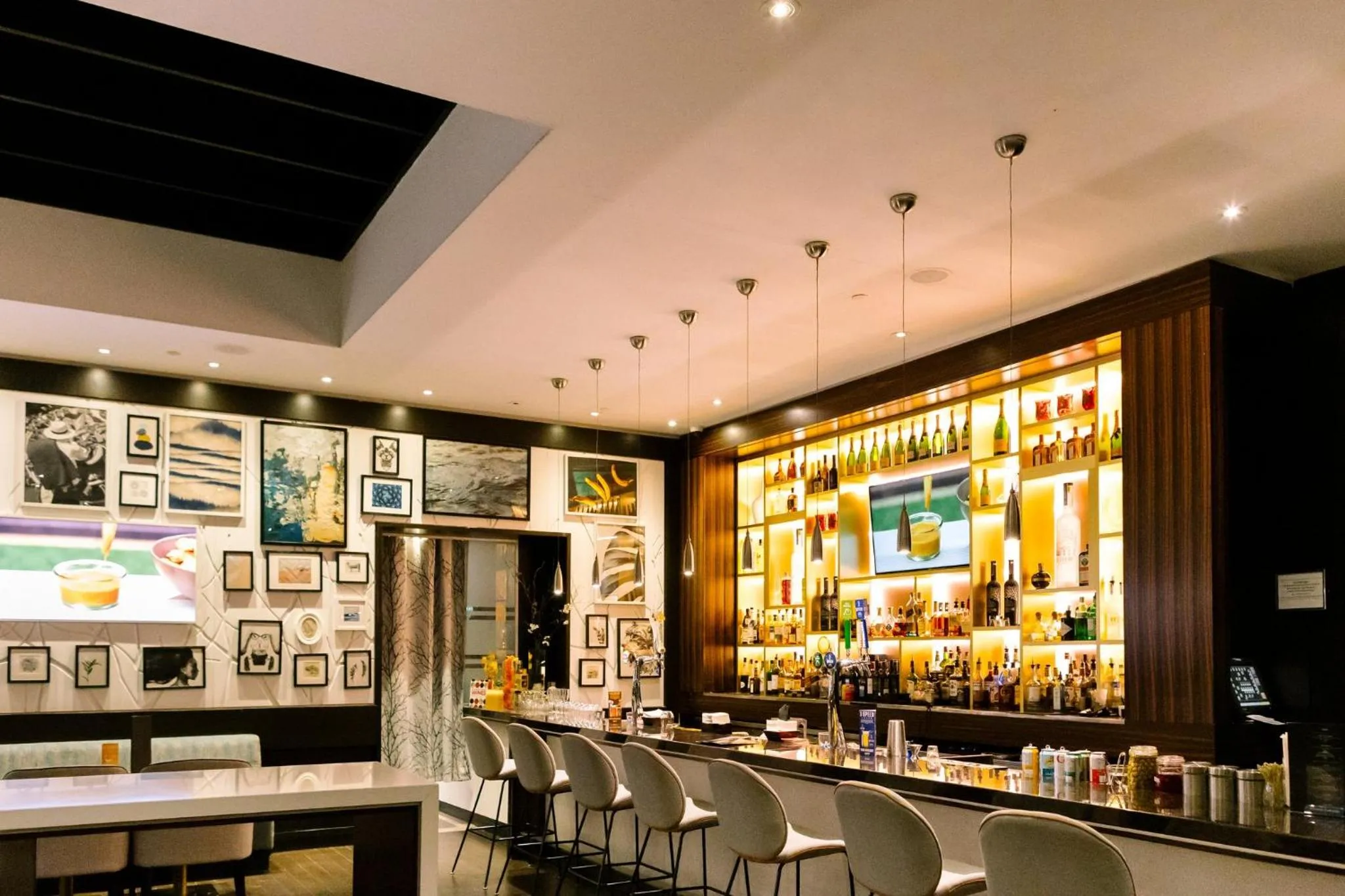 Lounge or bar in Crowne Plaza Toronto - North York by IHG