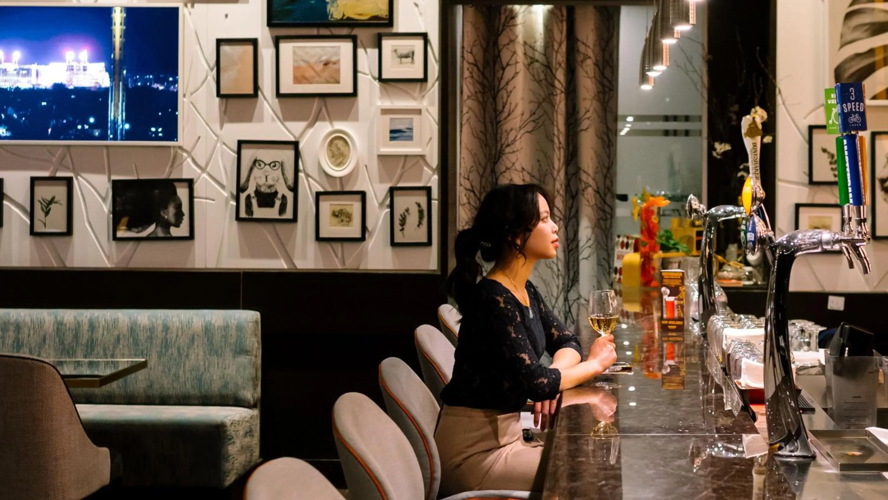 Lounge or bar in Crowne Plaza Toronto - North York by IHG