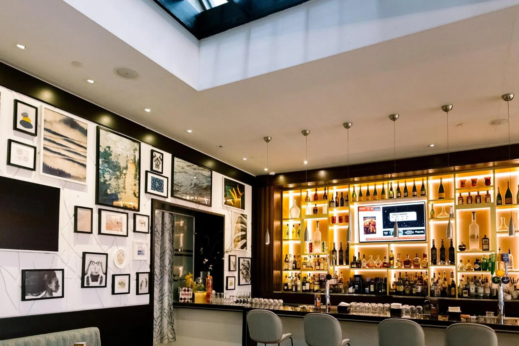 Lounge or bar in Crowne Plaza Toronto - North York by IHG