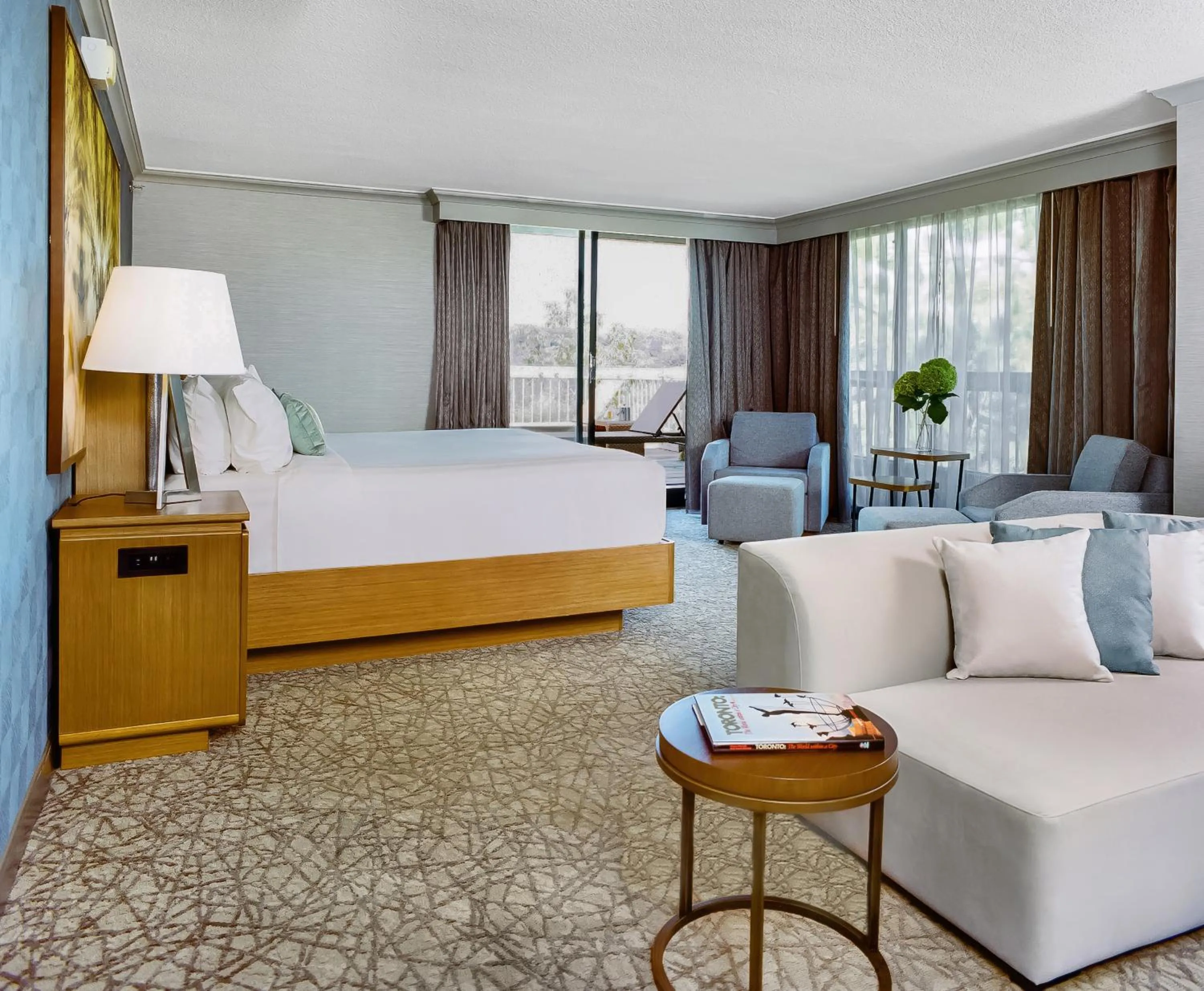 Living room, Bed in Crowne Plaza Toronto - North York by IHG