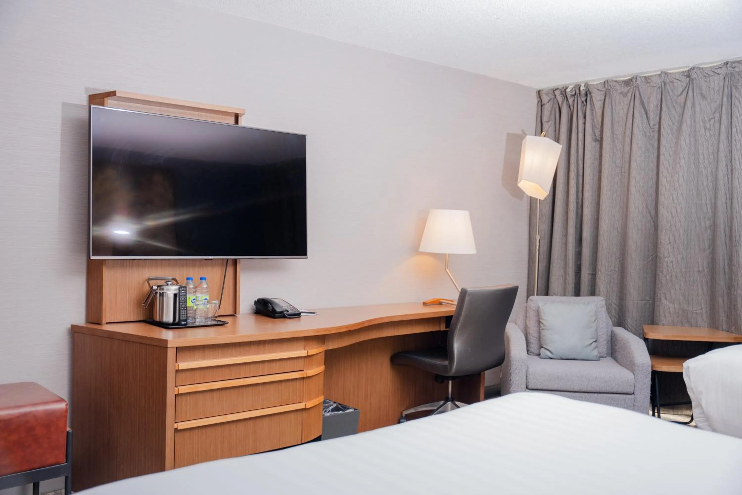 TV and multimedia, Bed in Crowne Plaza Toronto - North York by IHG
