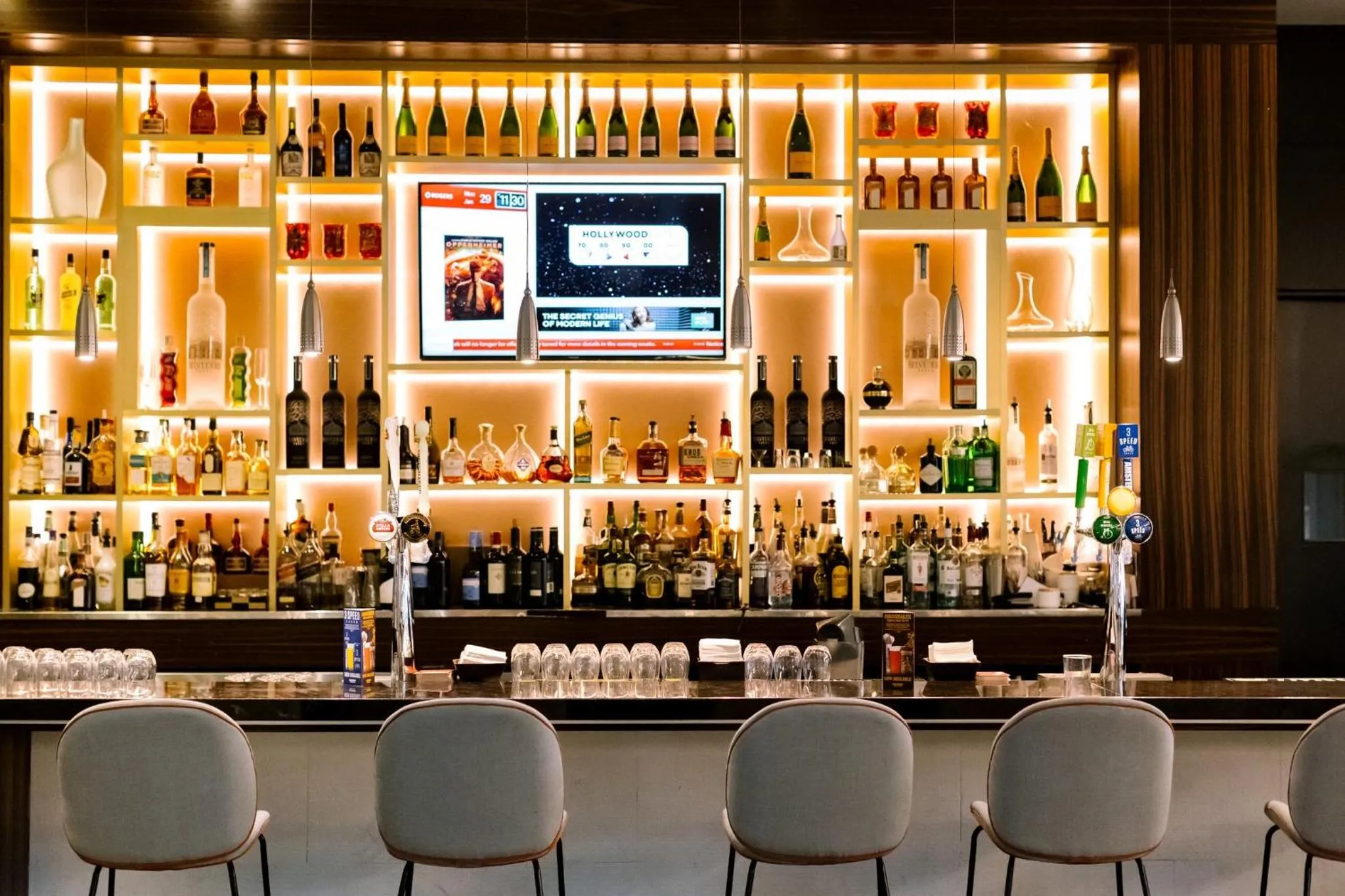 Lounge or bar in Crowne Plaza Toronto - North York by IHG
