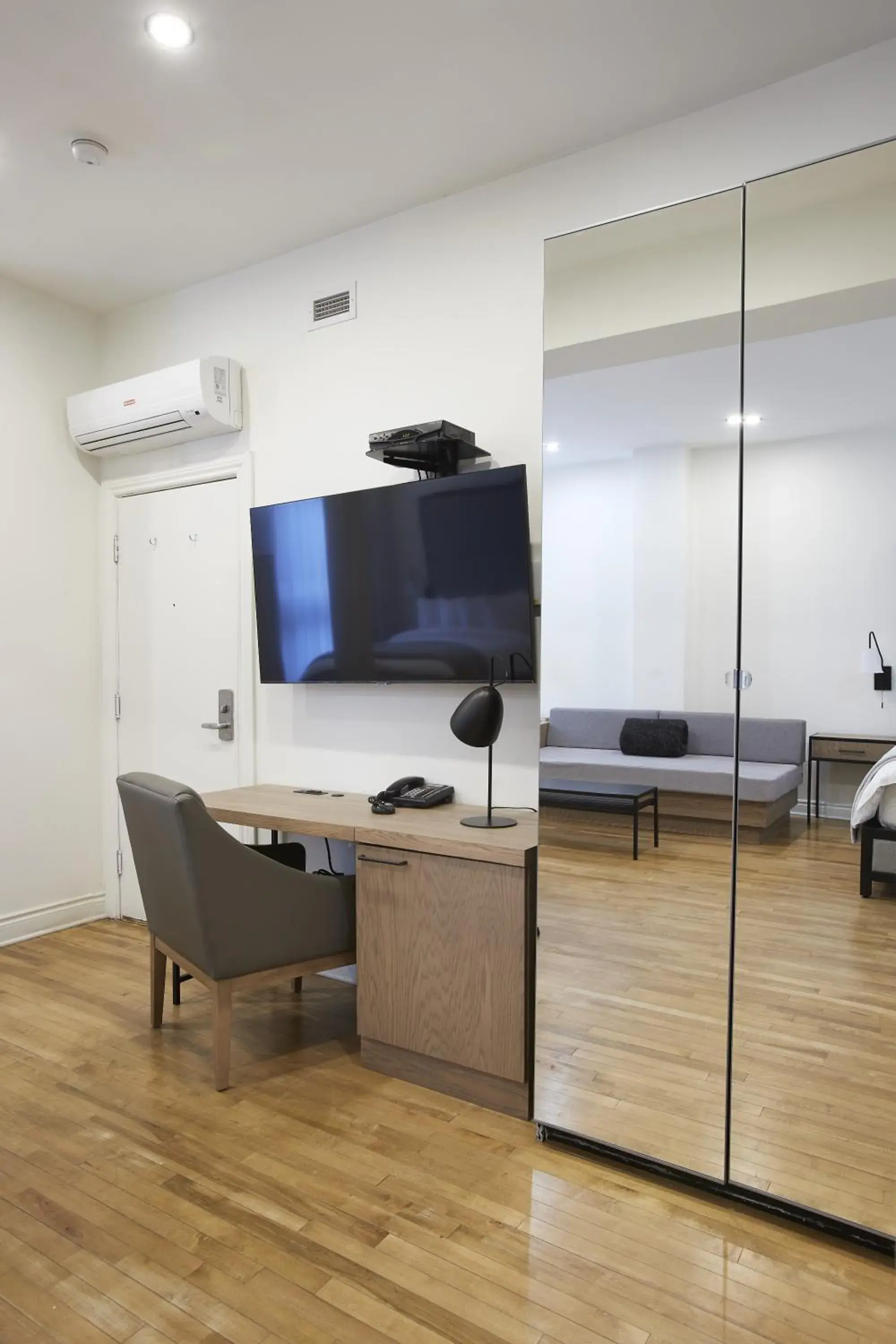 TV and multimedia in hotel & spa Carré Saint-Louis TV and multimedia in hotel & spa Carré Saint-Louis