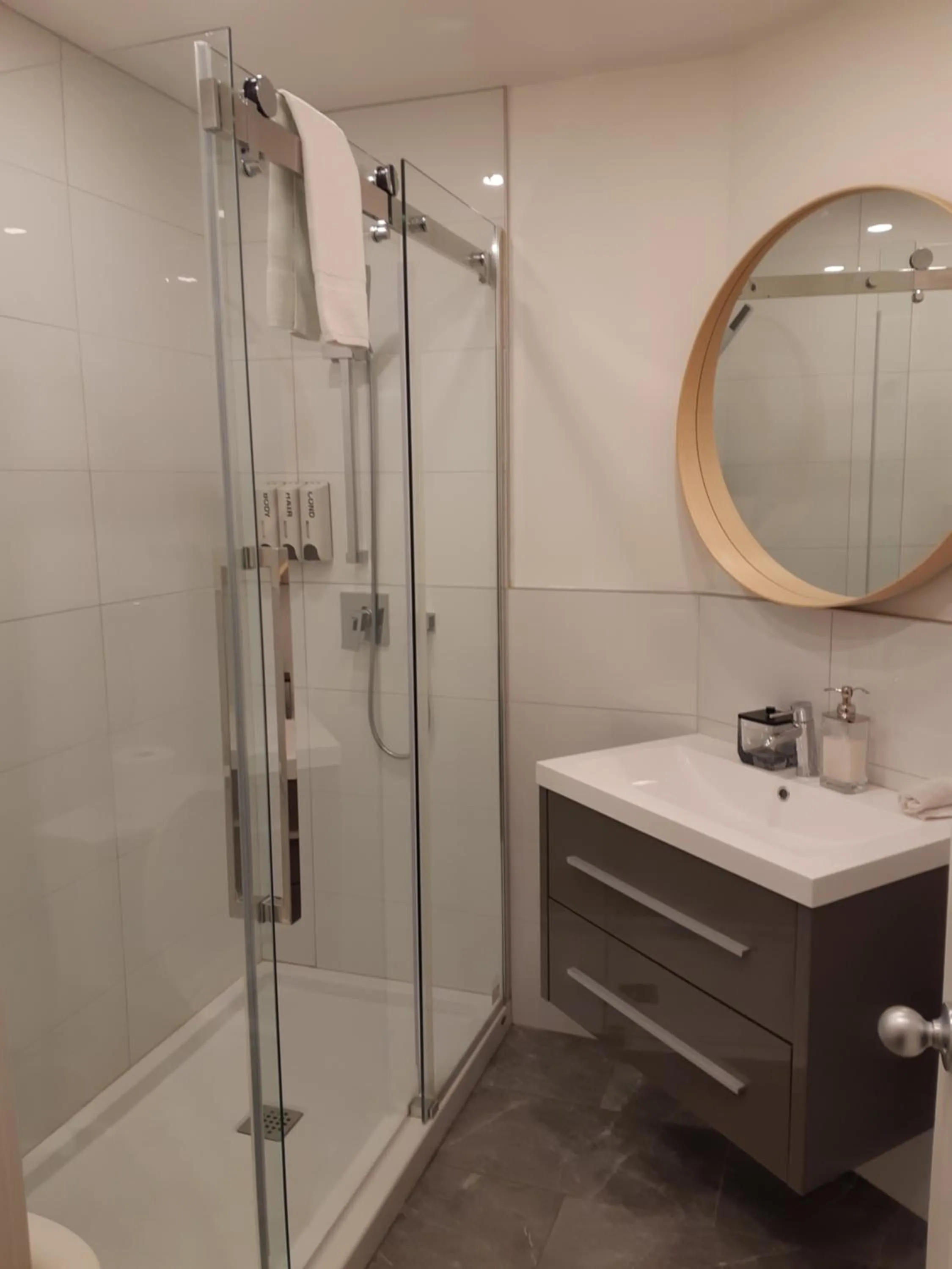 Shower in hotel & spa Carré Saint-Louis