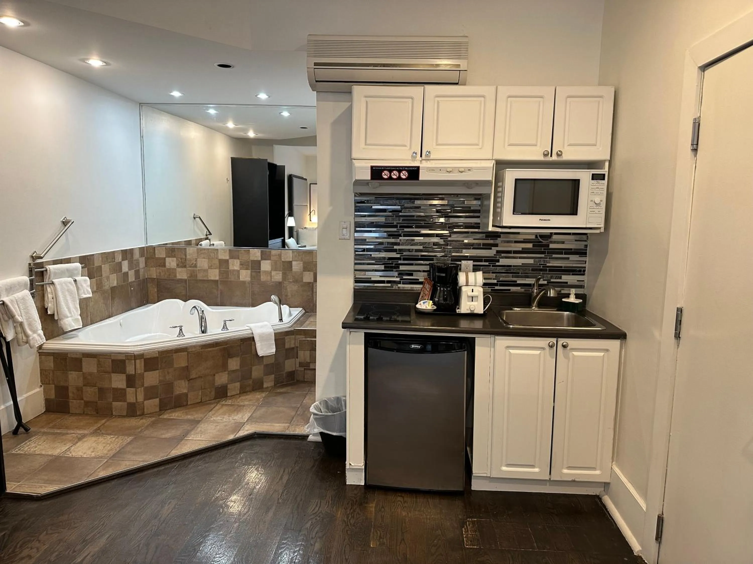 Kitchen or kitchenette in hotel & spa Carré Saint-Louis