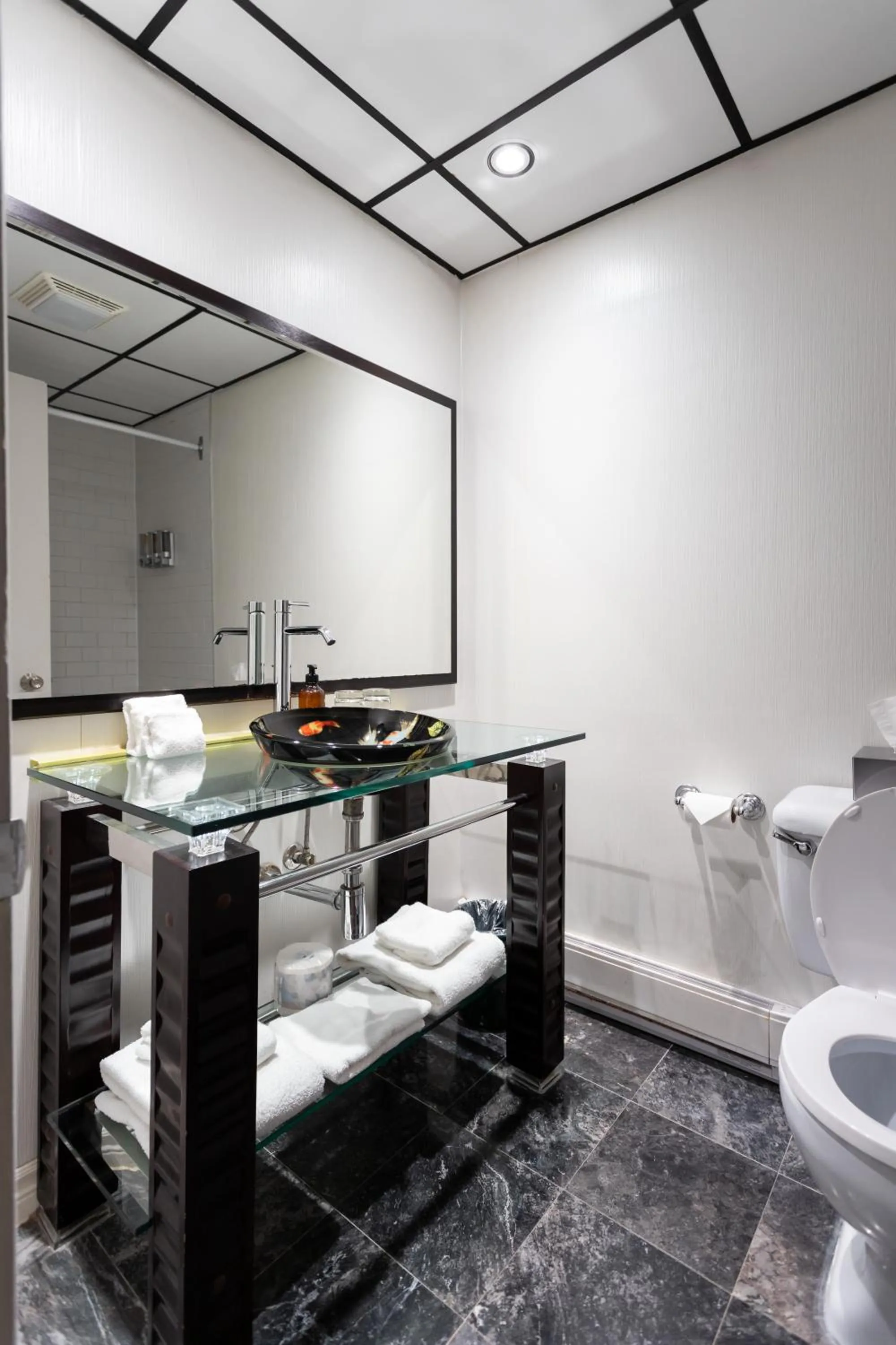 Bathroom in Hotel Champlain