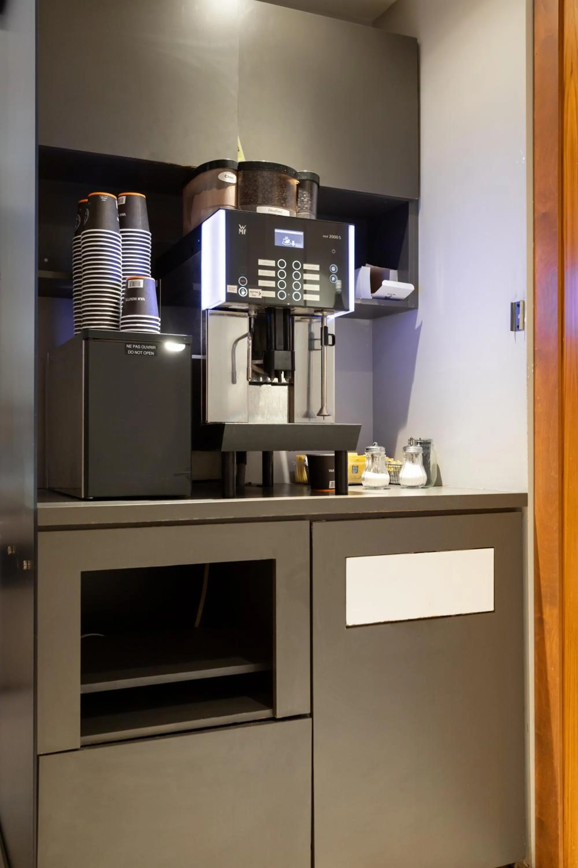 Coffee/tea facilities in Hotel Champlain