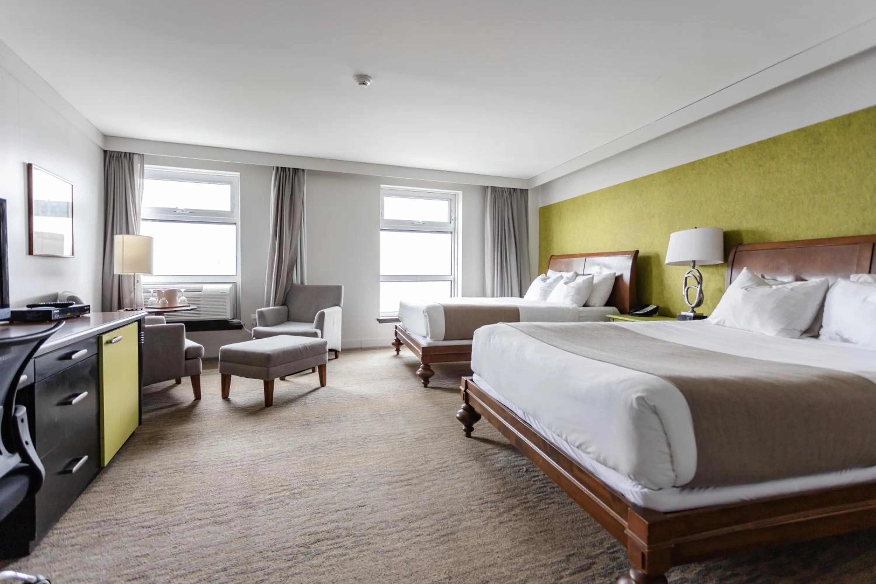 Photo of the whole room, Bed in Hotel Champlain