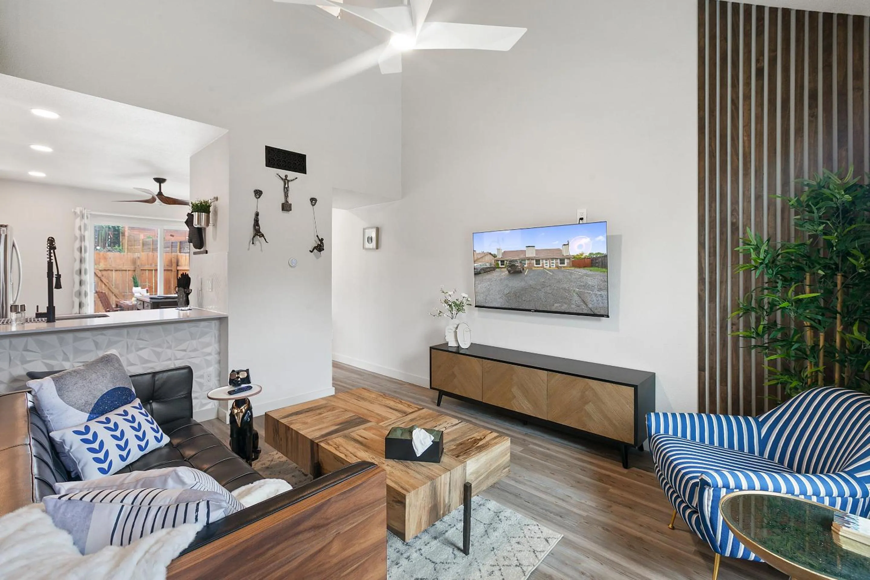 TV and multimedia in Contemporary Couples Getaway Near Austin Favorites - Loft 21