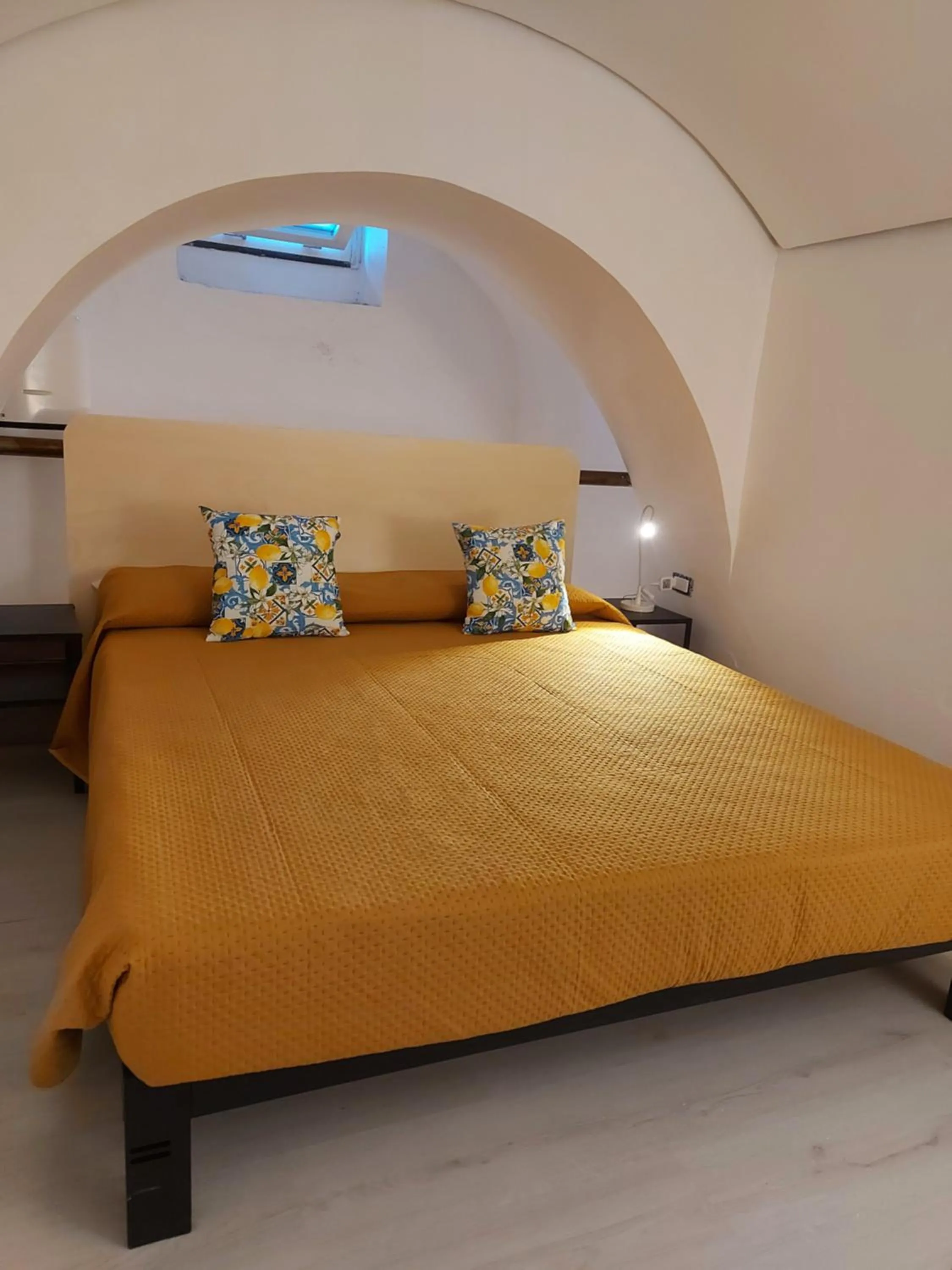 Bed in Celeste Costiera