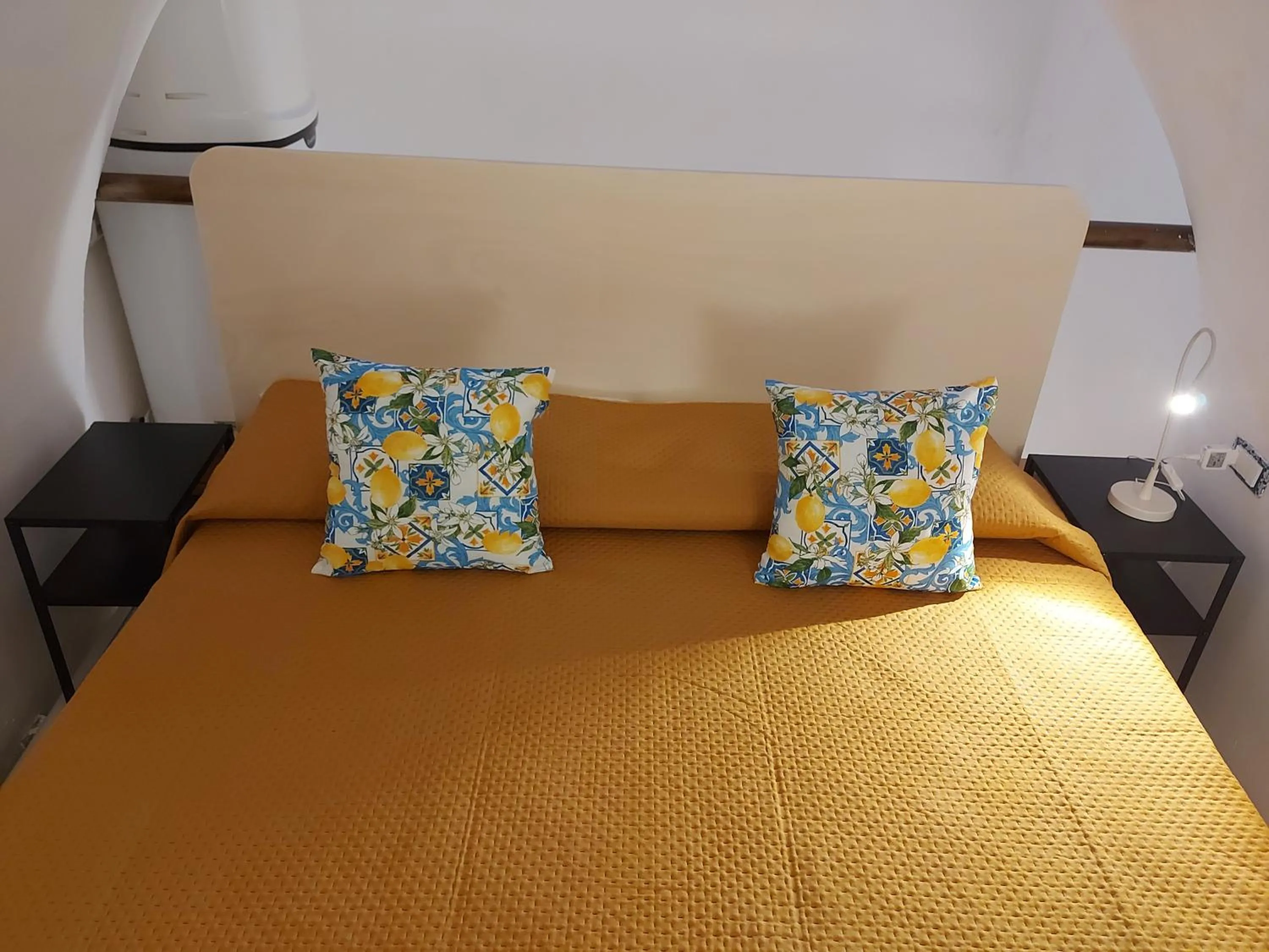 Bed in Celeste Costiera