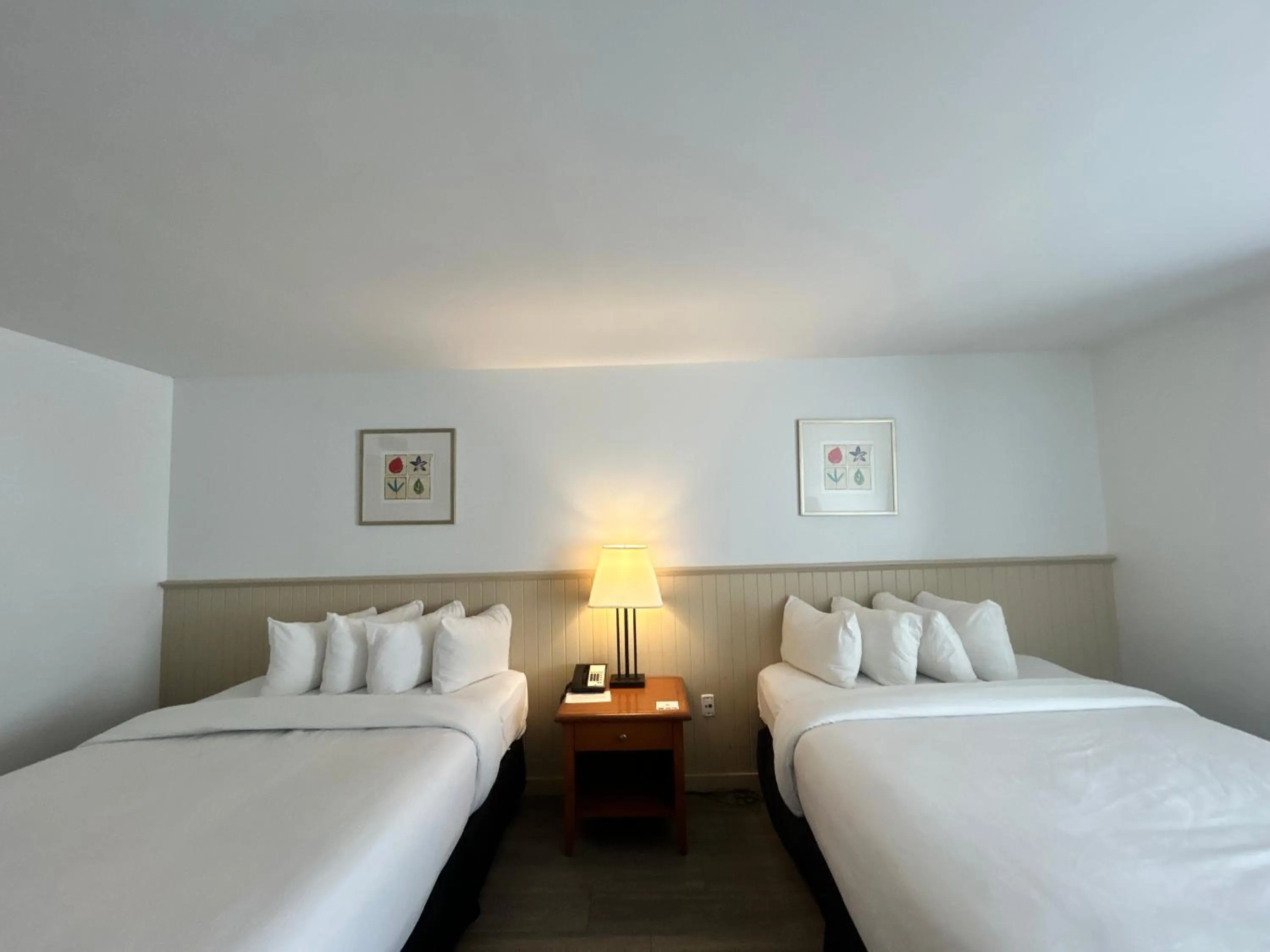 Bed in Charlottetown Inn & Conference Centre