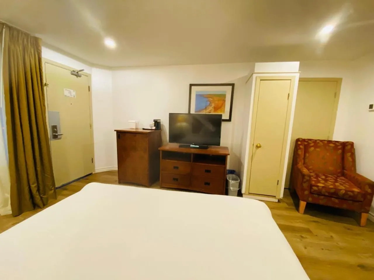 Bed in Charlottetown Inn & Conference Centre