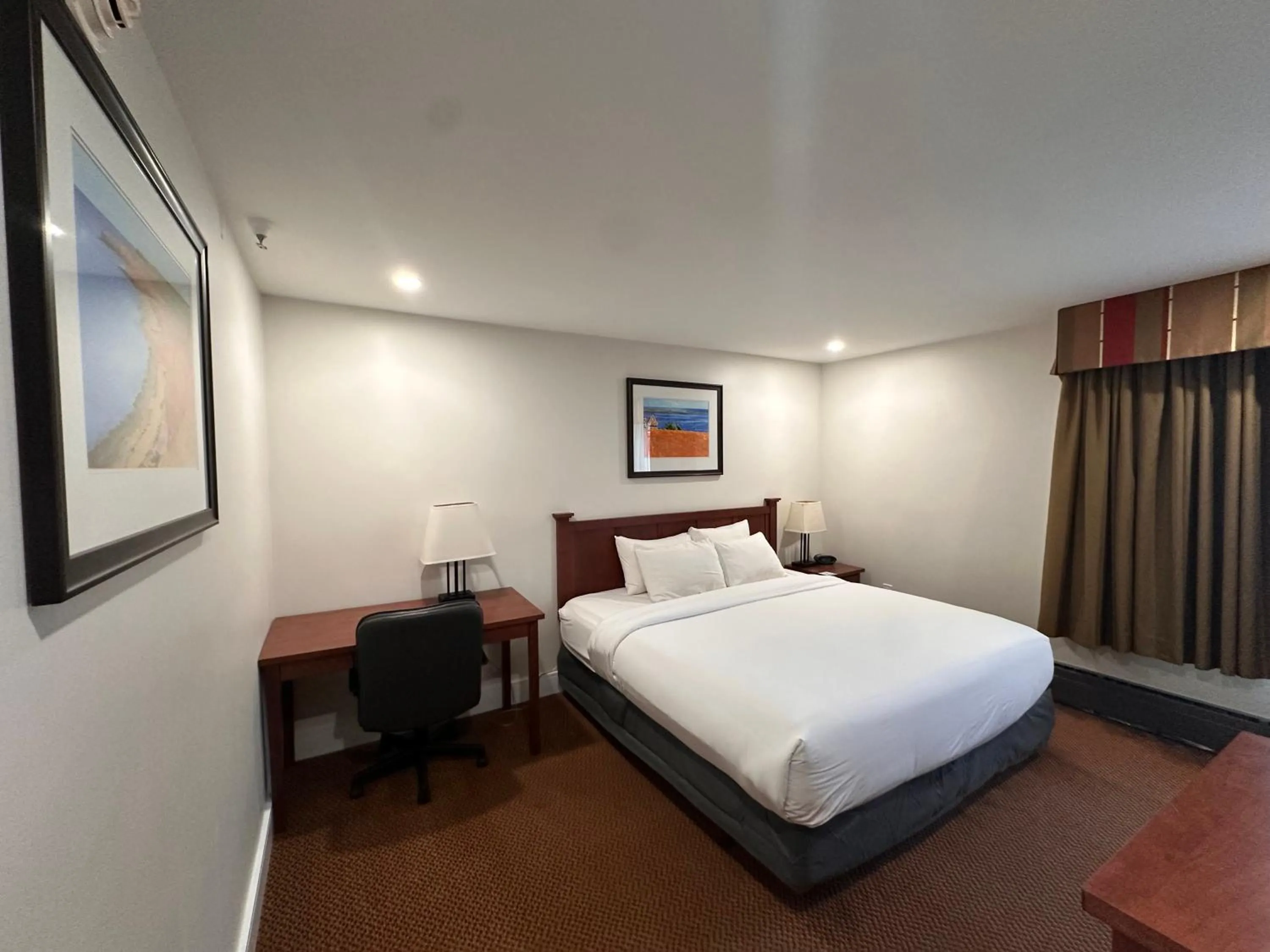 Bed in Charlottetown Inn & Conference Centre