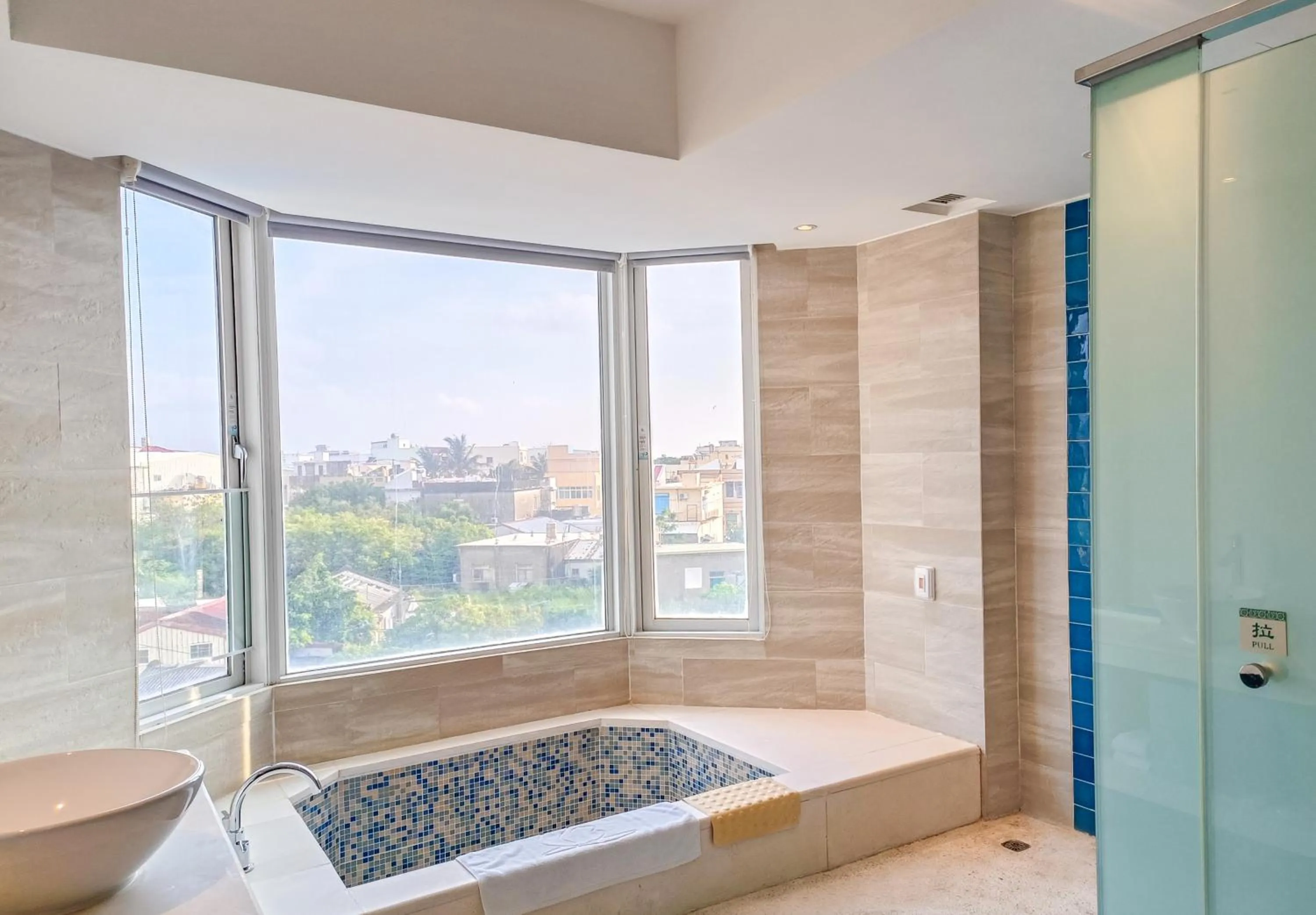 Bathroom, Bed in Kenting Long Beach Hotel
