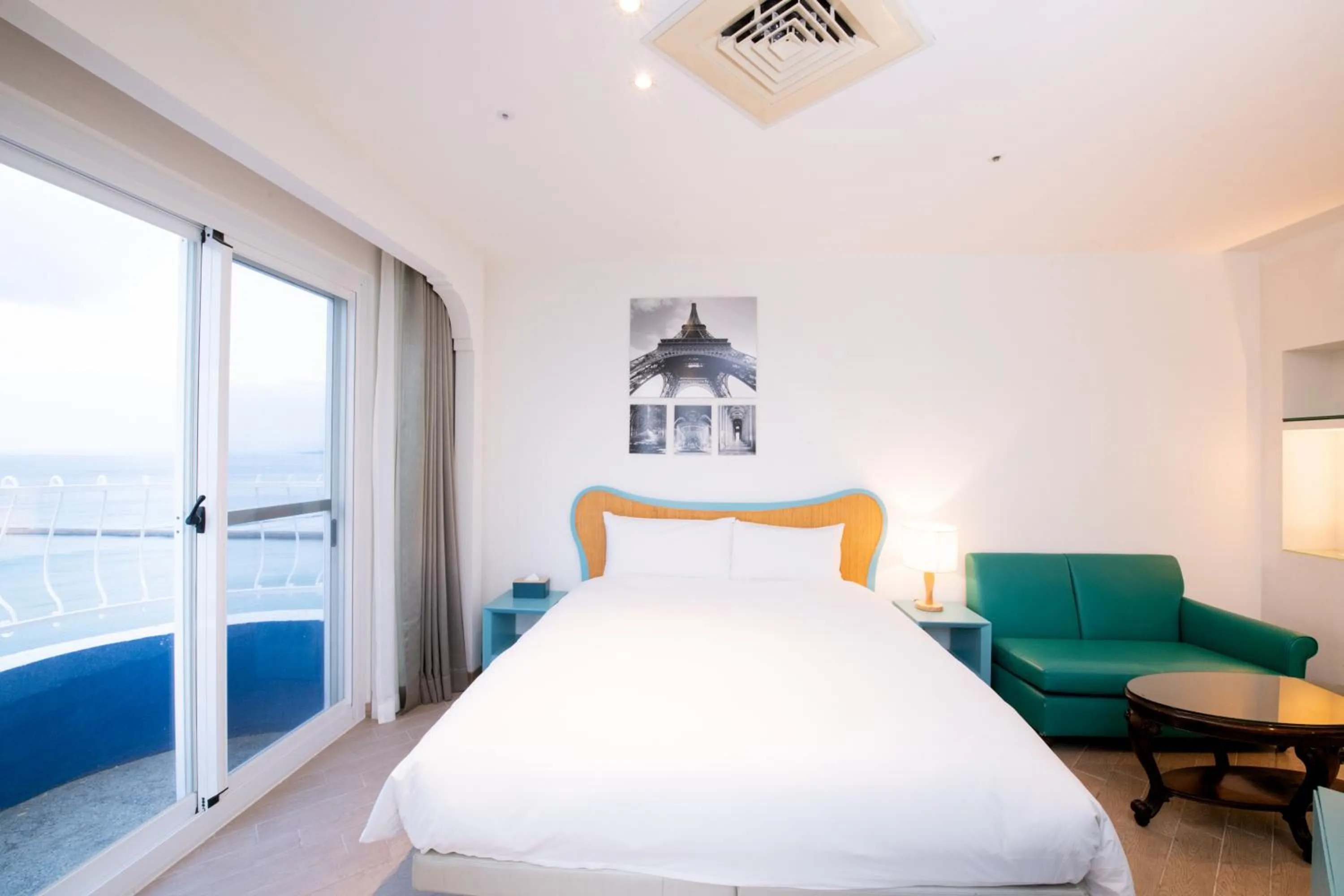 room service, Bed in Kenting Long Beach Hotel