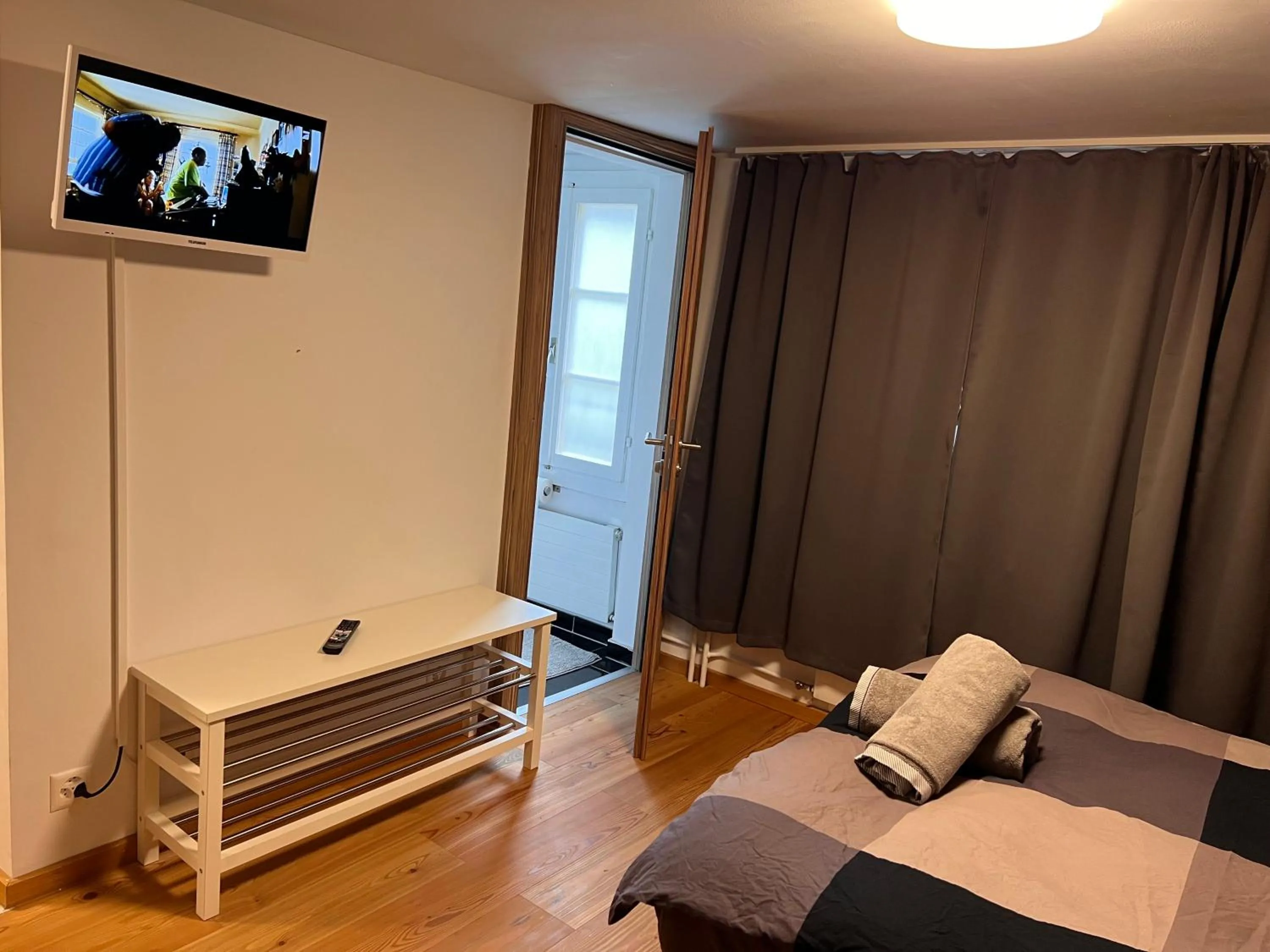 TV and multimedia, Bed in Rössli Self Check in 24-7 Free Parking