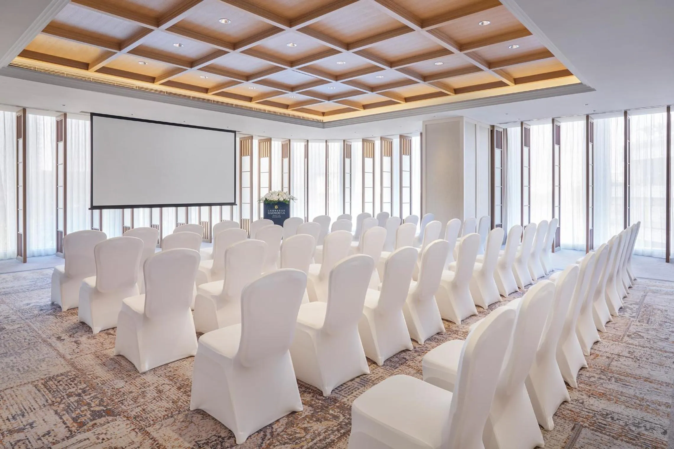 Business facilities in Shangri-La Qiantan, Shanghai - Steps away from the Oriental Sports Center, and easy reach the vibrant art scene of West Bund