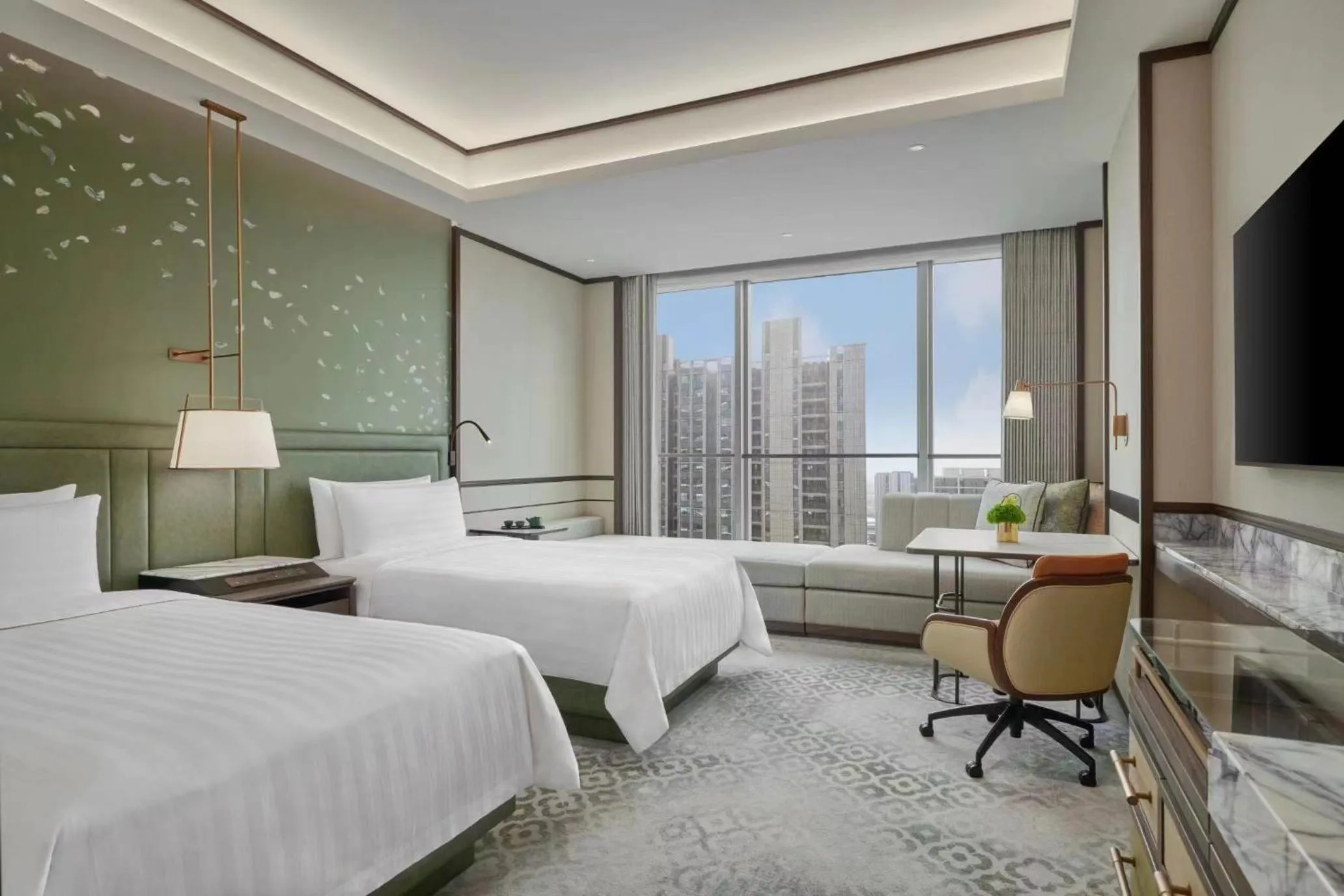Photo of the whole room, Bed in Shangri-La Qiantan, Shanghai - Steps away from the Oriental Sports Center, and easy reach the vibrant art scene of West Bund