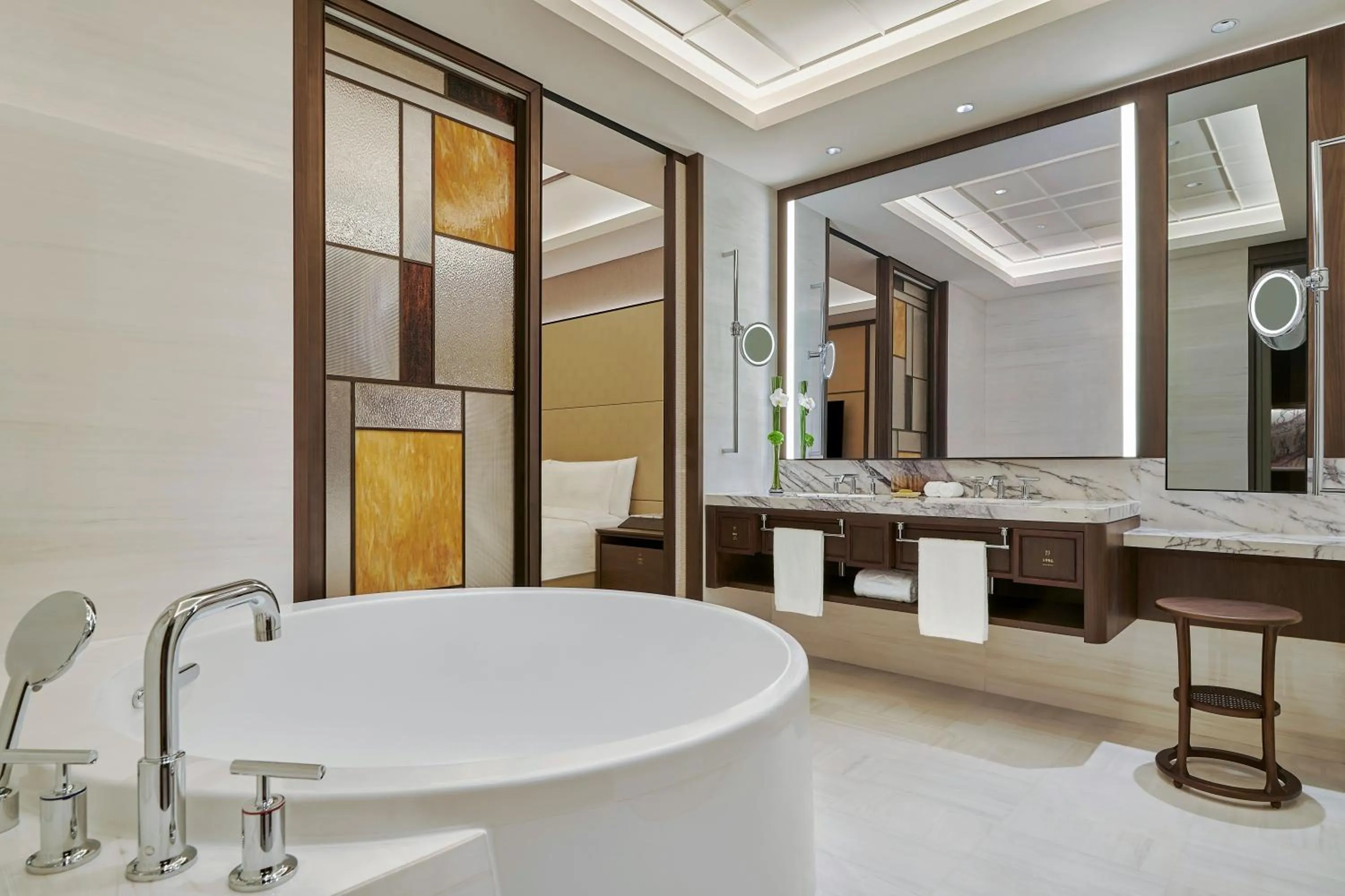 Bathroom in Shangri-La Qiantan, Shanghai - Steps away from the Oriental Sports Center, and easy reach the vibrant art scene of West Bund